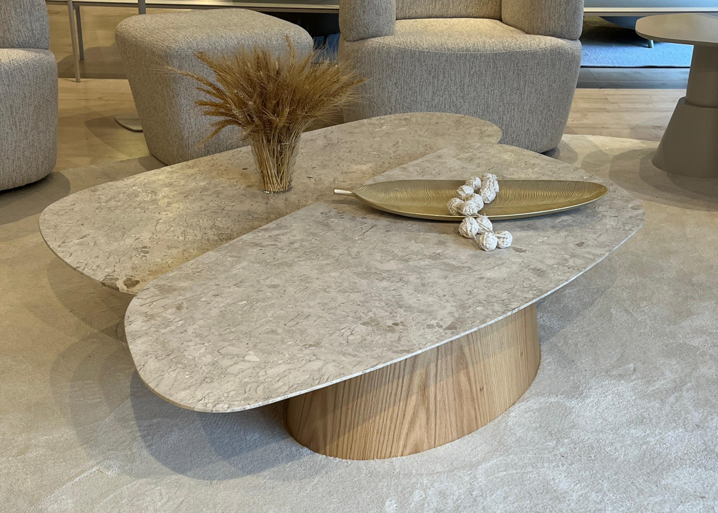 Detalhe da Mesa Carmen harmonizando com decoração contemporânea