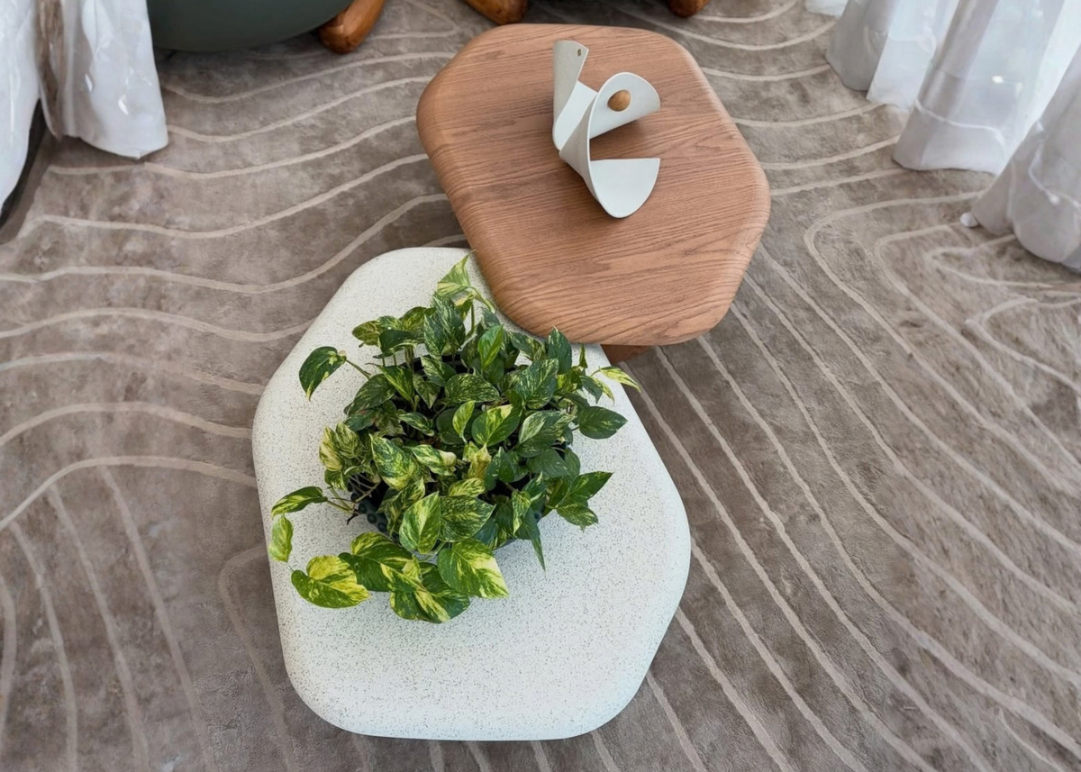 Mesa de Centro Cora em Micro Stone com formas curvas e acabamento refinado, peça elegante para compor salas de estar
