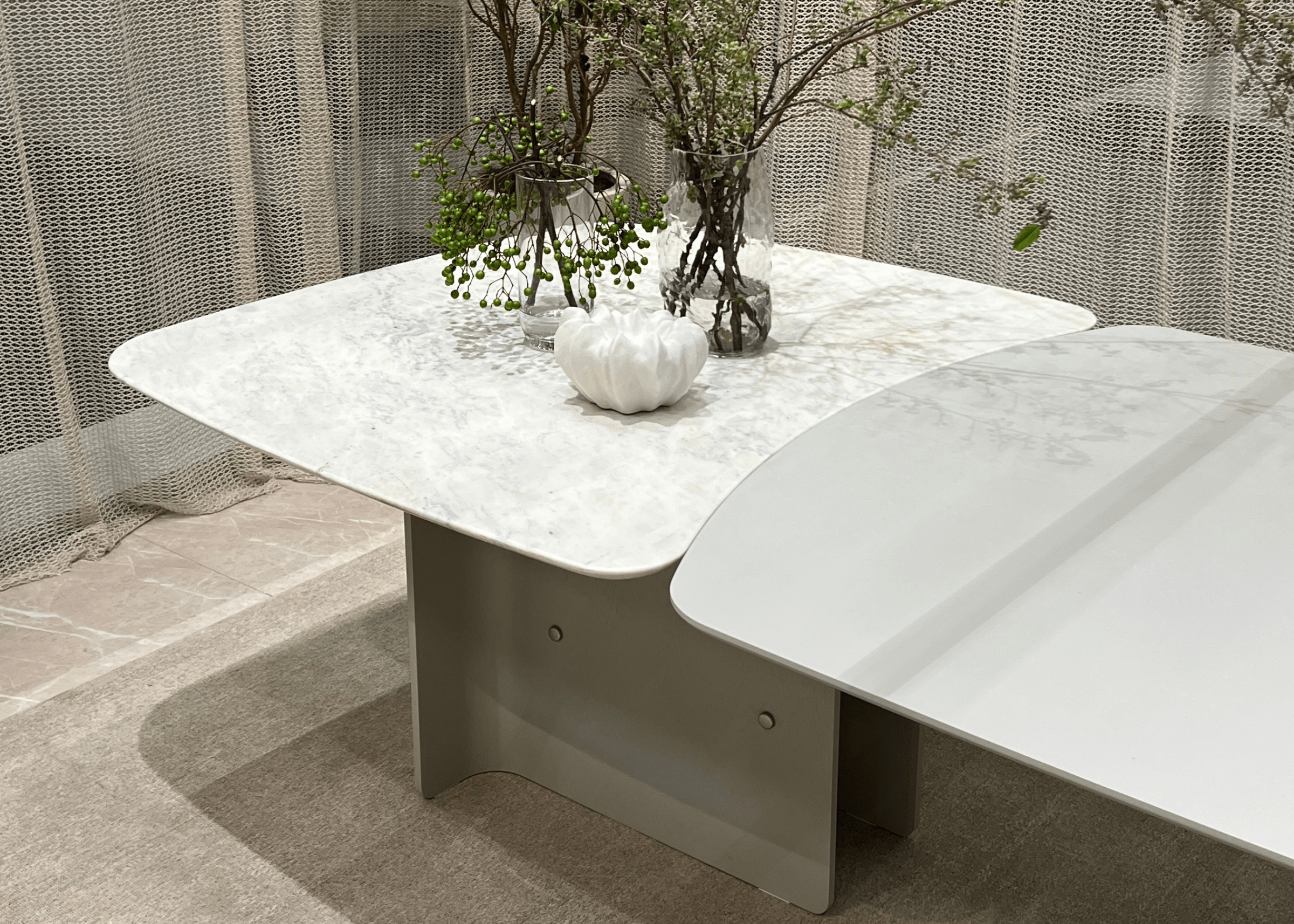 Ambiente contemporâneo valorizado pela Mesa Áurea em mármore calacata e lâmina de madeira off white.
