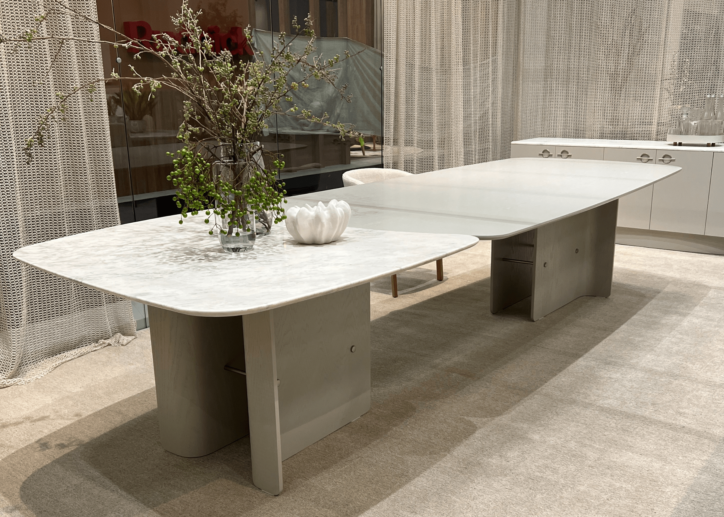 Sala iluminada com a Mesa Áurea como peça de destaque no ambiente sofisticado.