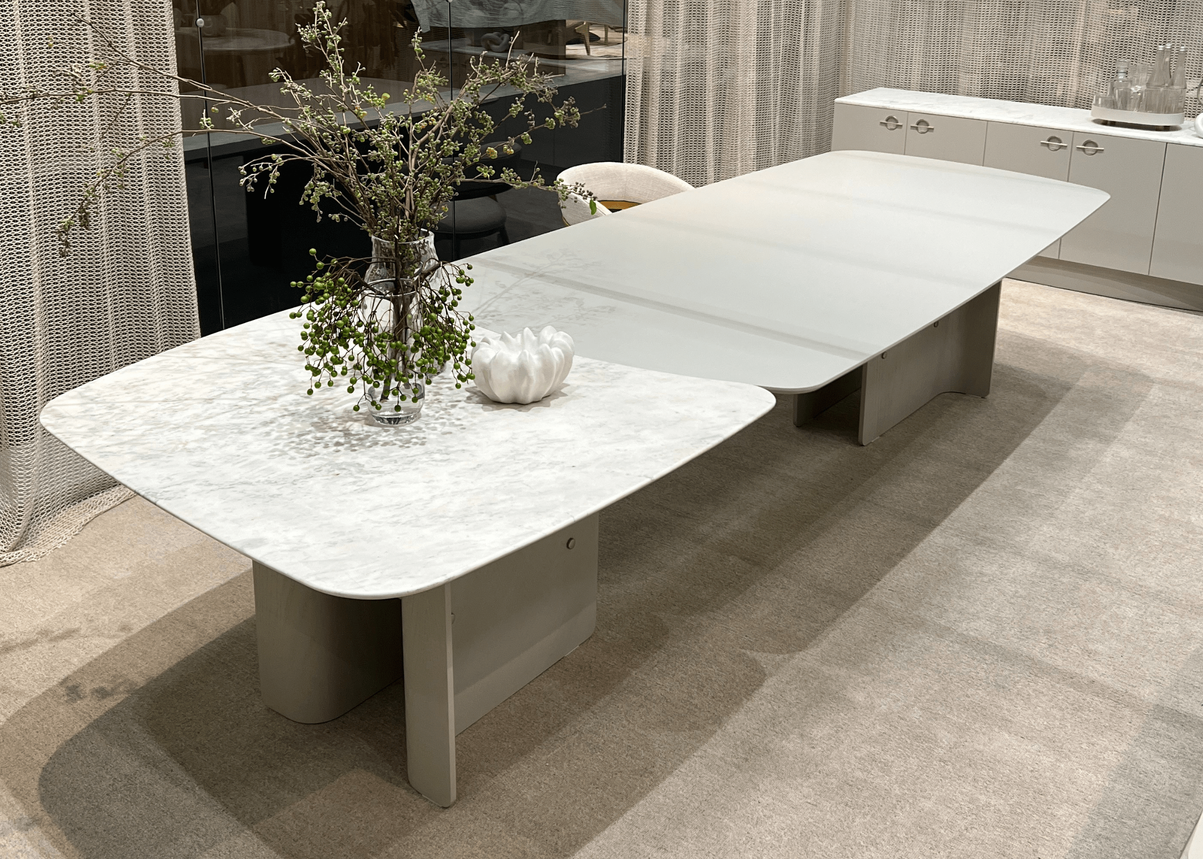Sala sofisticada com a Mesa Áurea destacando sua base em lâmina e detalhe metalizado.