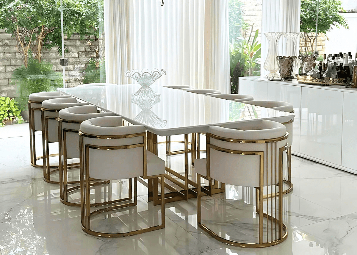 Mesa de jantar para 10 lugares Conde com poltronas Charme em aço inox, em uma sala de jantar moderna de alto padrão.