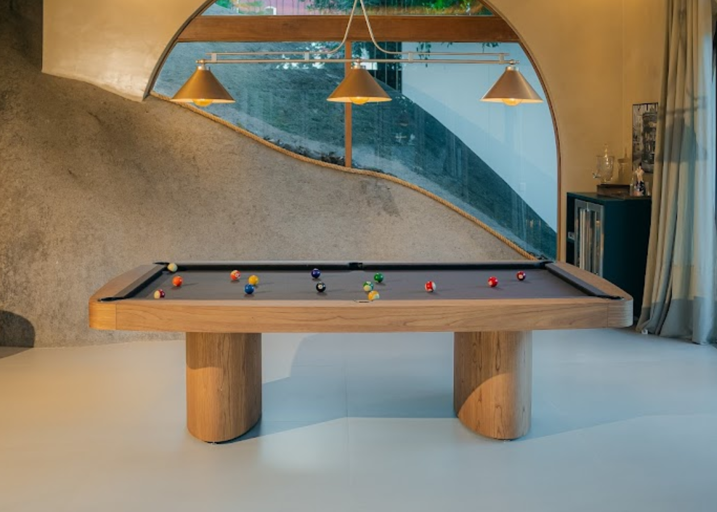 Mesa de sinuca Dual 2 em 1 com função jantar e tecido lã cinza, apresentando design elegante e versátil, ideal para compor espaços sofisticados.