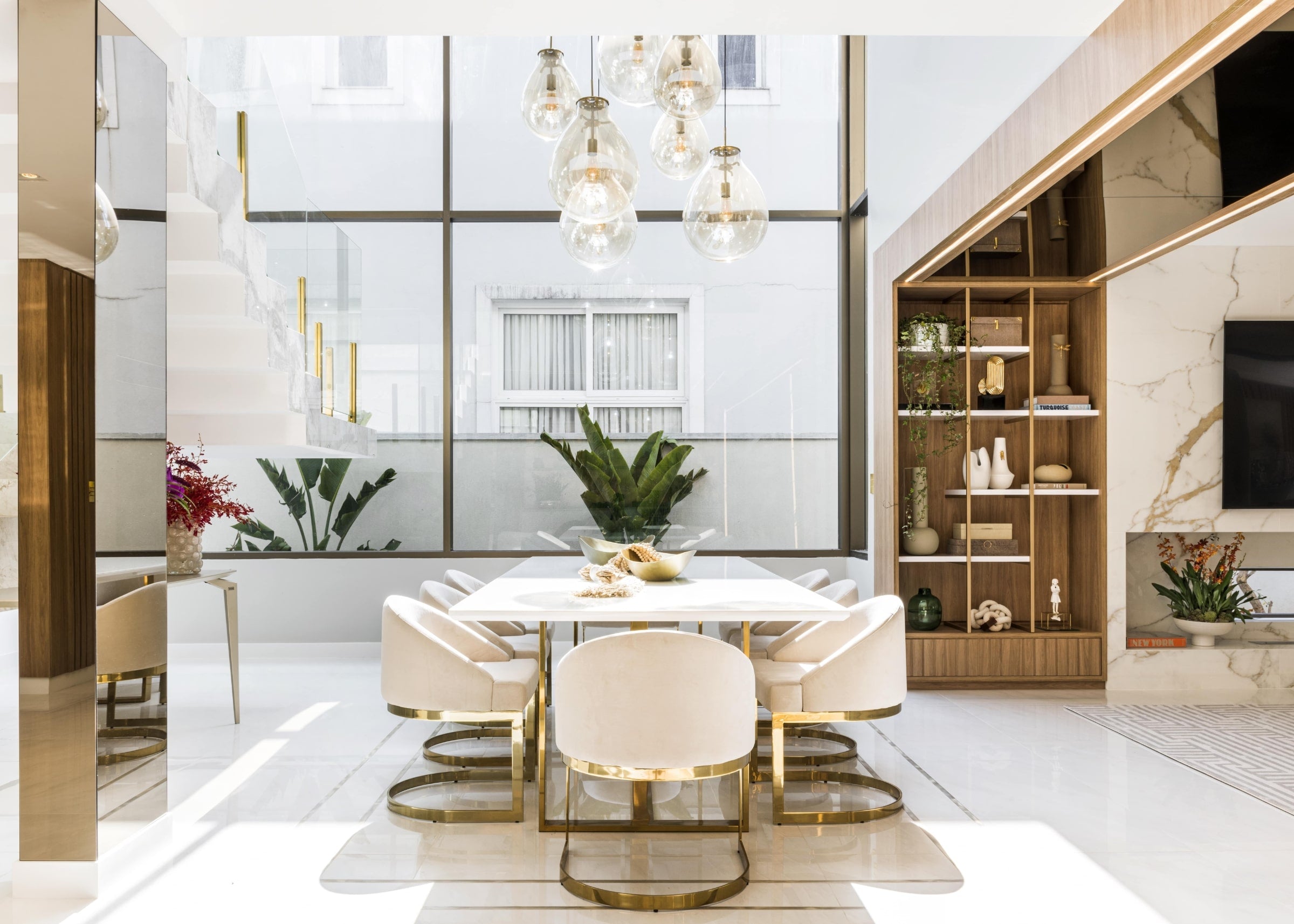 Móveis de alto padrão para sala de jantar, incluindo mesas e 8 cadeiras com acabamentos premium em veludo e aço inox dourado gold, perfeitos para uma decoração moderna e luxuosa - Moveca Decor