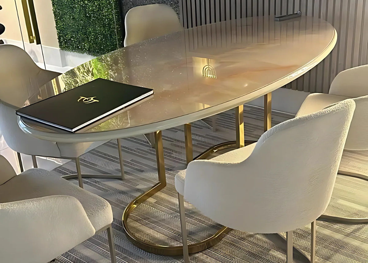 Mesa de jantar Boreal com estrutura em aço inox, visual moderno e elegante.