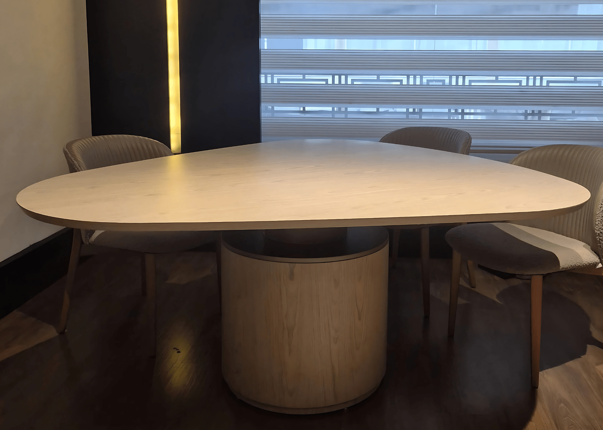 Mesa de jantar Elite em ambiente sofisticado, com tampo e base em lâmina de madeira. Móvel elegante para compor salas de jantar com até 6 lugares.