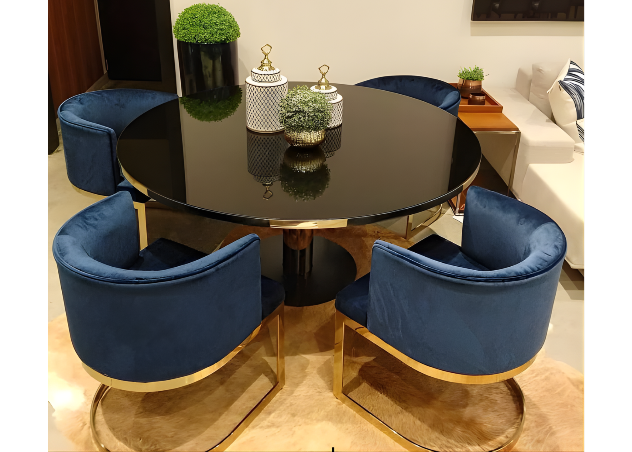 Mesa de jantar Calla com tampo em vidro preto e acabamento luxuoso. Ideal para compor salas de jantar elegantes e modernas.