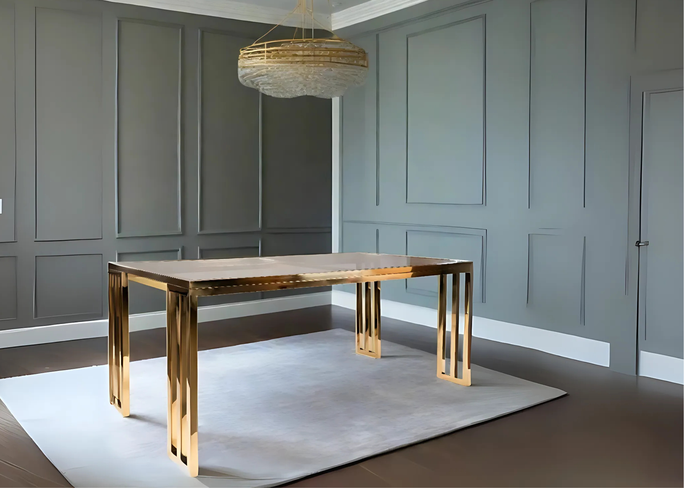 Mesa de jantar europeia com base em inox gold e tampo de vidro marmorizado, exibida em ambiente luxuoso de sala de jantar Maestra. Design elegante e sofisticado para um toque de classe e modernidade.