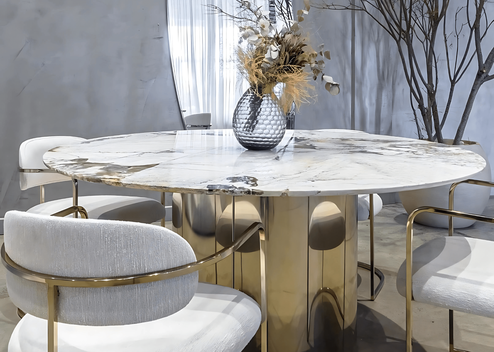 Mesa de jantar Imperadora com detalhes encantadores, design luxuoso e acabamento sofisticado, perfeita para ambientes elegantes e sofisticados.