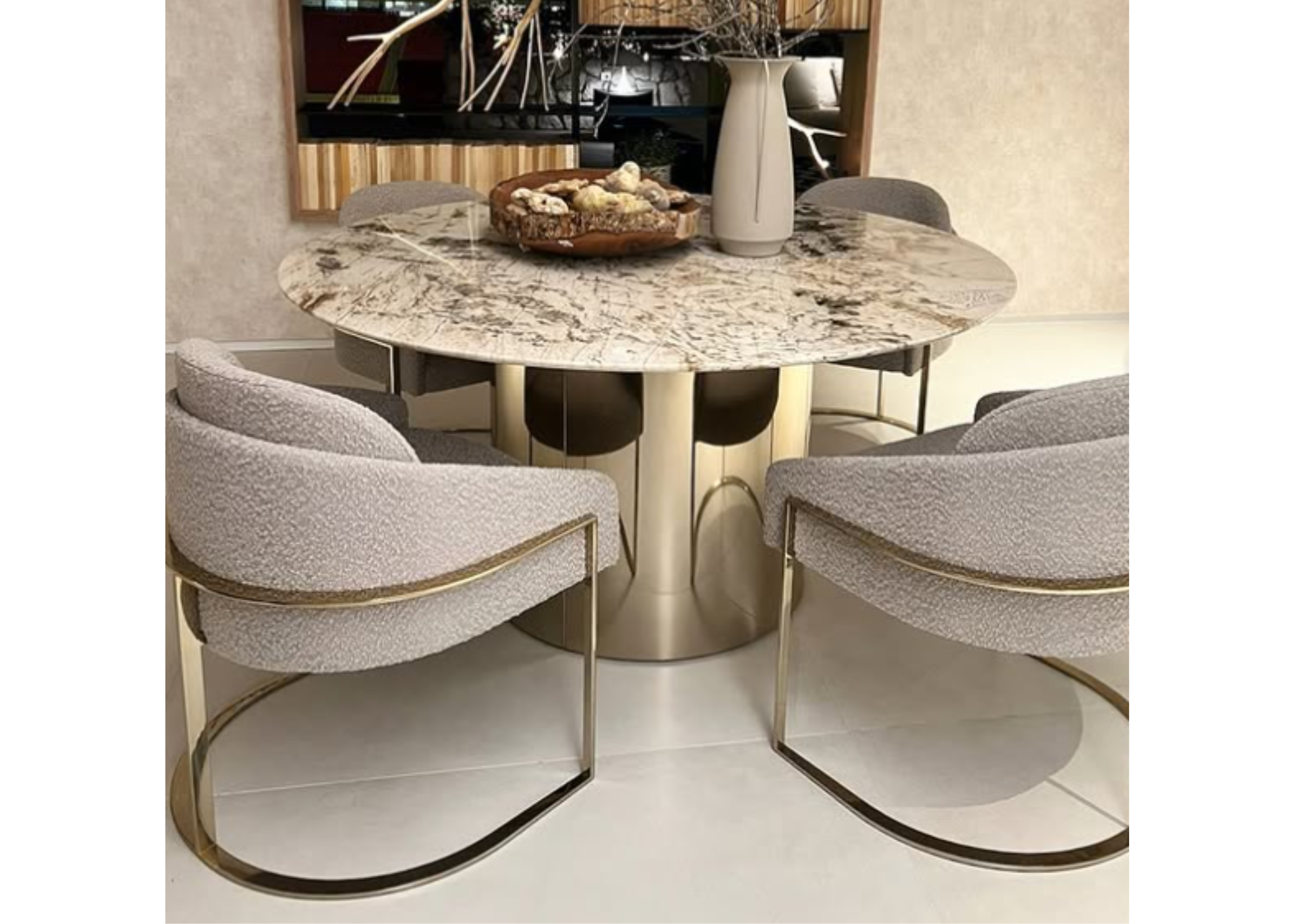 Mesa de jantar Imperadora em ambiente luxuoso com design encantador, perfeita para salas sofisticadas e elegantes.
