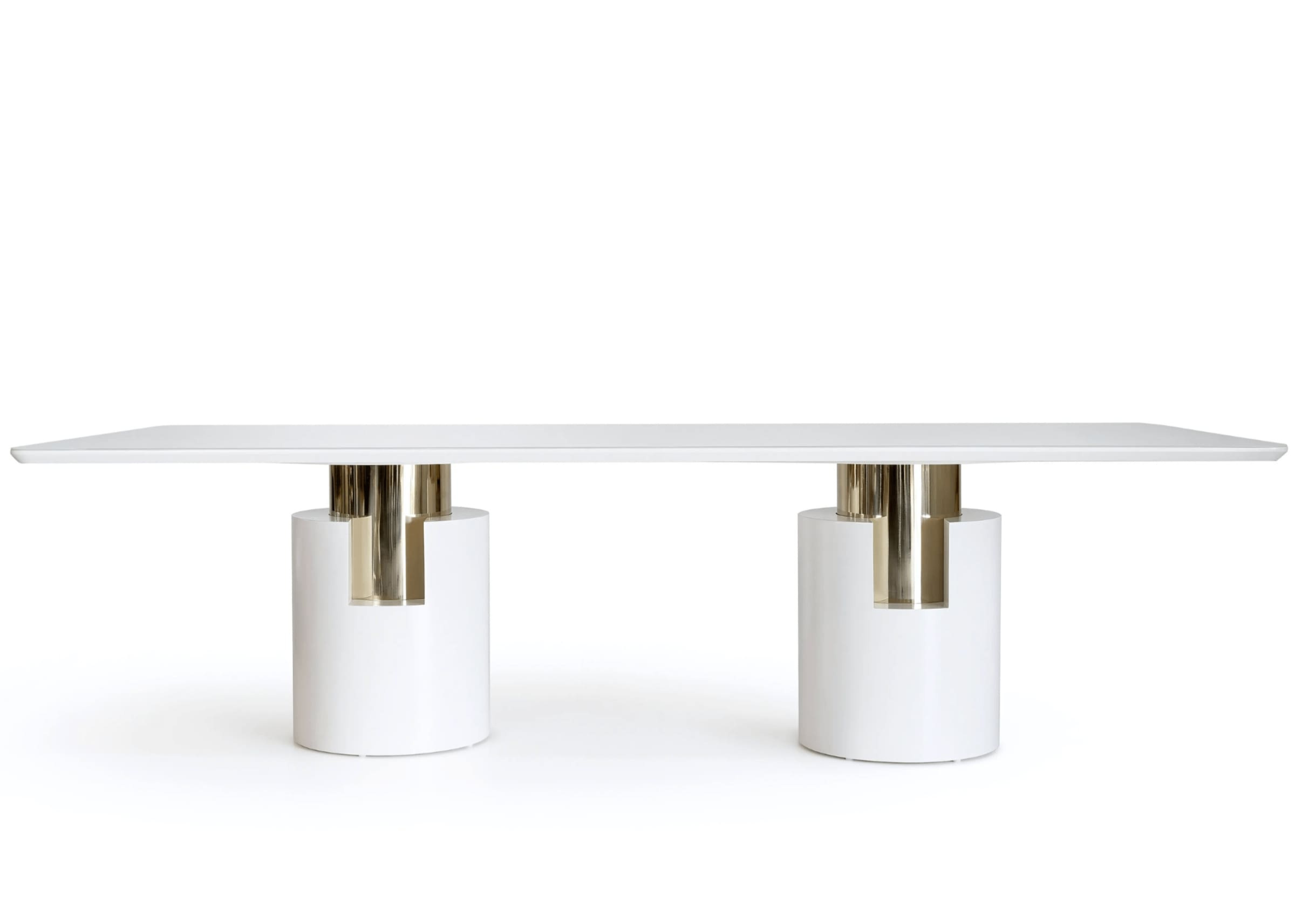 Mesa de jantar em laca branca com detalhe em inox dourado, design sofisticado e elegante, perfeita para espaços contemporâneos.