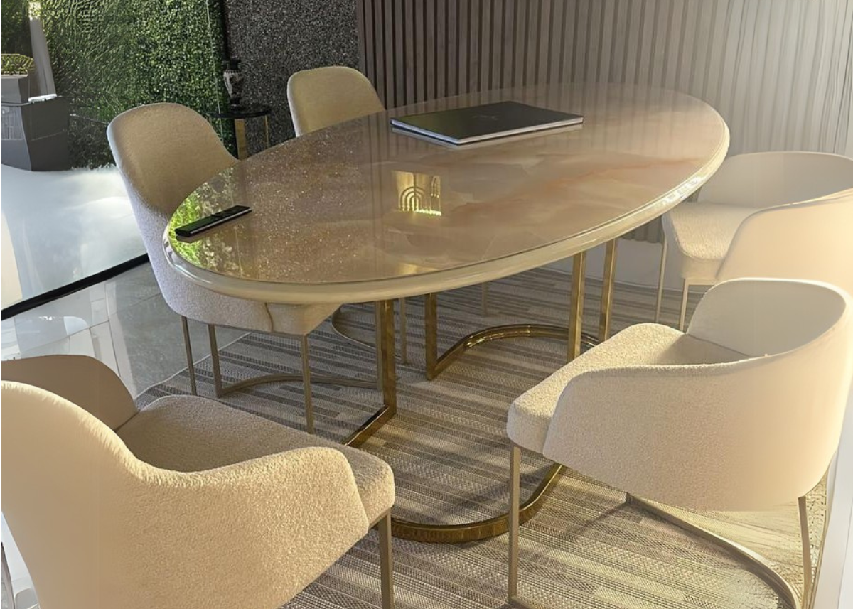 Mesa de jantar Boreal com base em inox, destaque para o design luxuoso e contemporâneo.