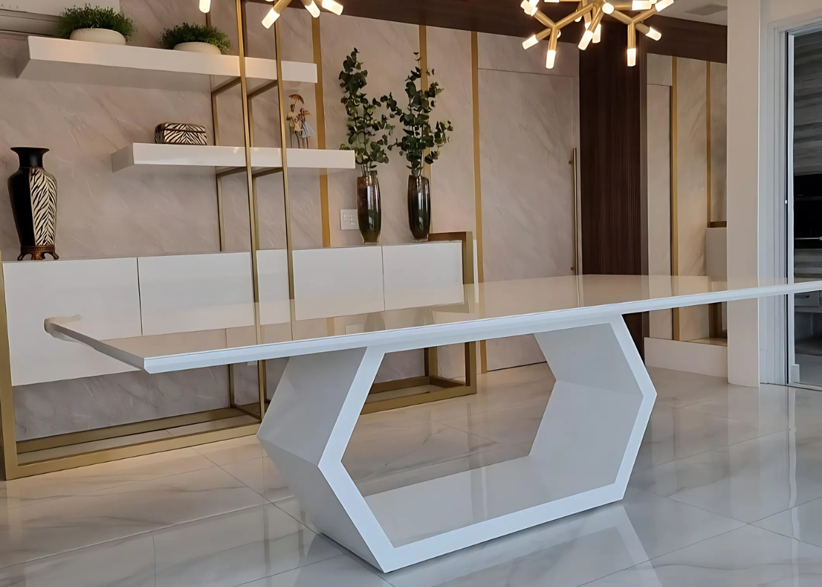 Mesa de jantar retangular para 8 lugares em laca branca, ideal para salas de jantar amplas e modernas. Design elegante e funcional que valoriza ambientes sofisticados e acolhedores.