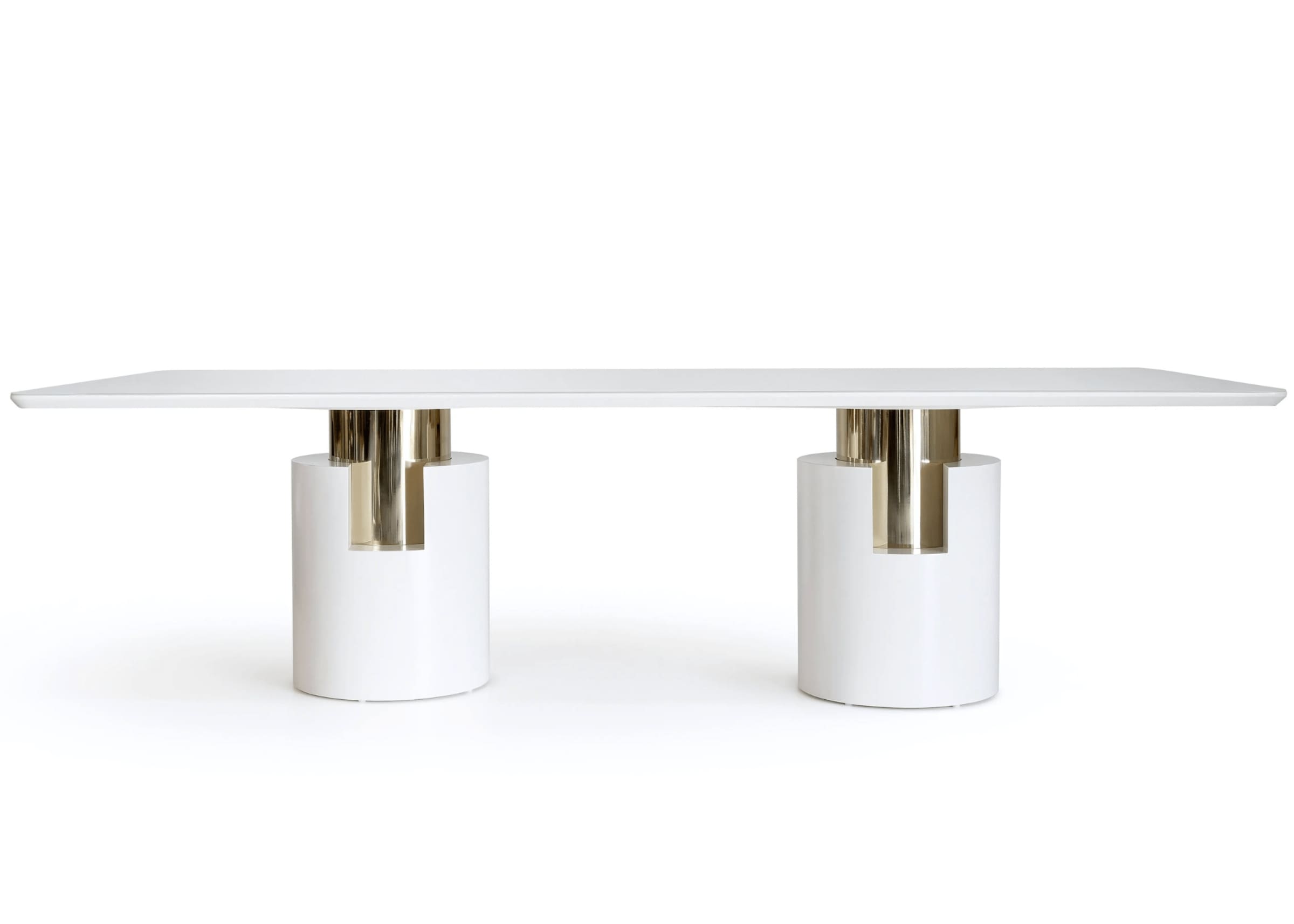 Mesa de jantar retangular laca branca Theodoro com base cilíndrica e detalhes em inox dourado.