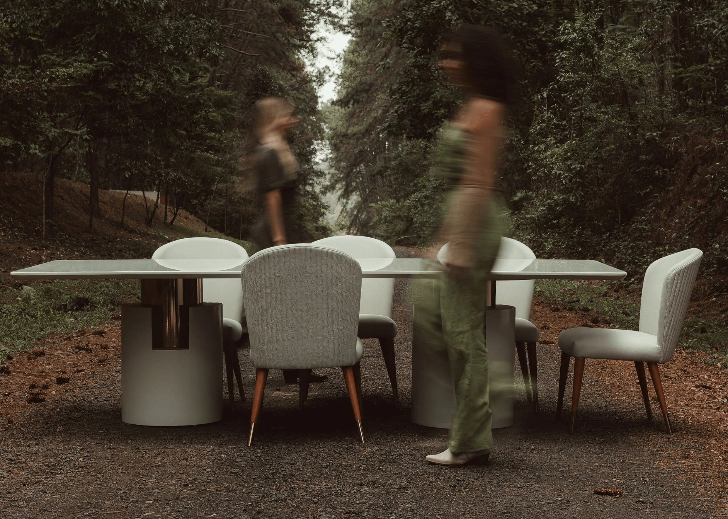 Mesa de jantar retangular branca Theodoro em ambiente natural com cadeiras para 8 lugares.