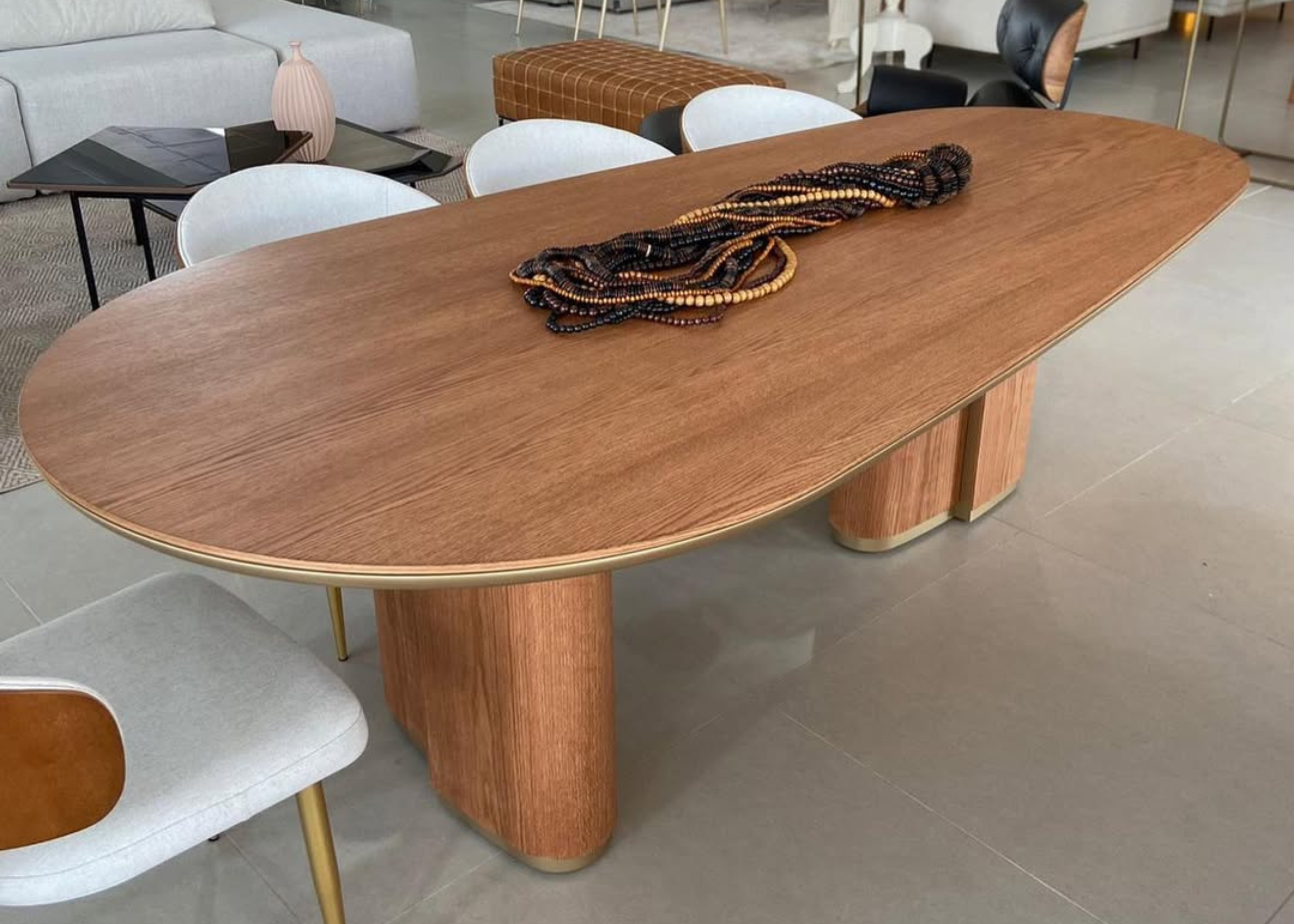 Mesa de jantar modelo Valence com tampo orgânico em acabamento carvalho. Design contemporâneo com formas suaves e acabamento natural.