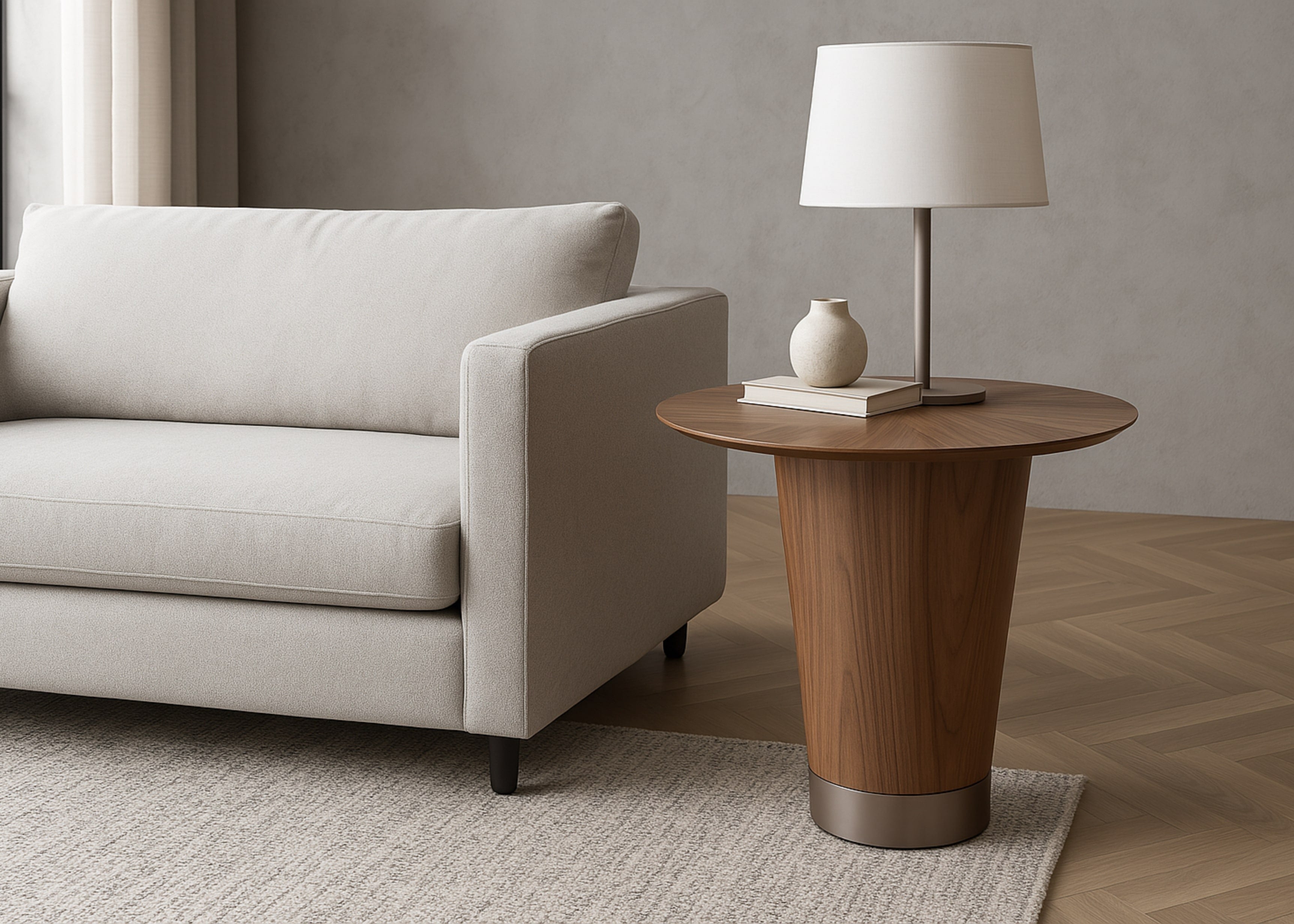 Mesa lateral redonda Gael em madeira, posicionada ao lado do sofá em uma sala de estar com decoração contemporânea.