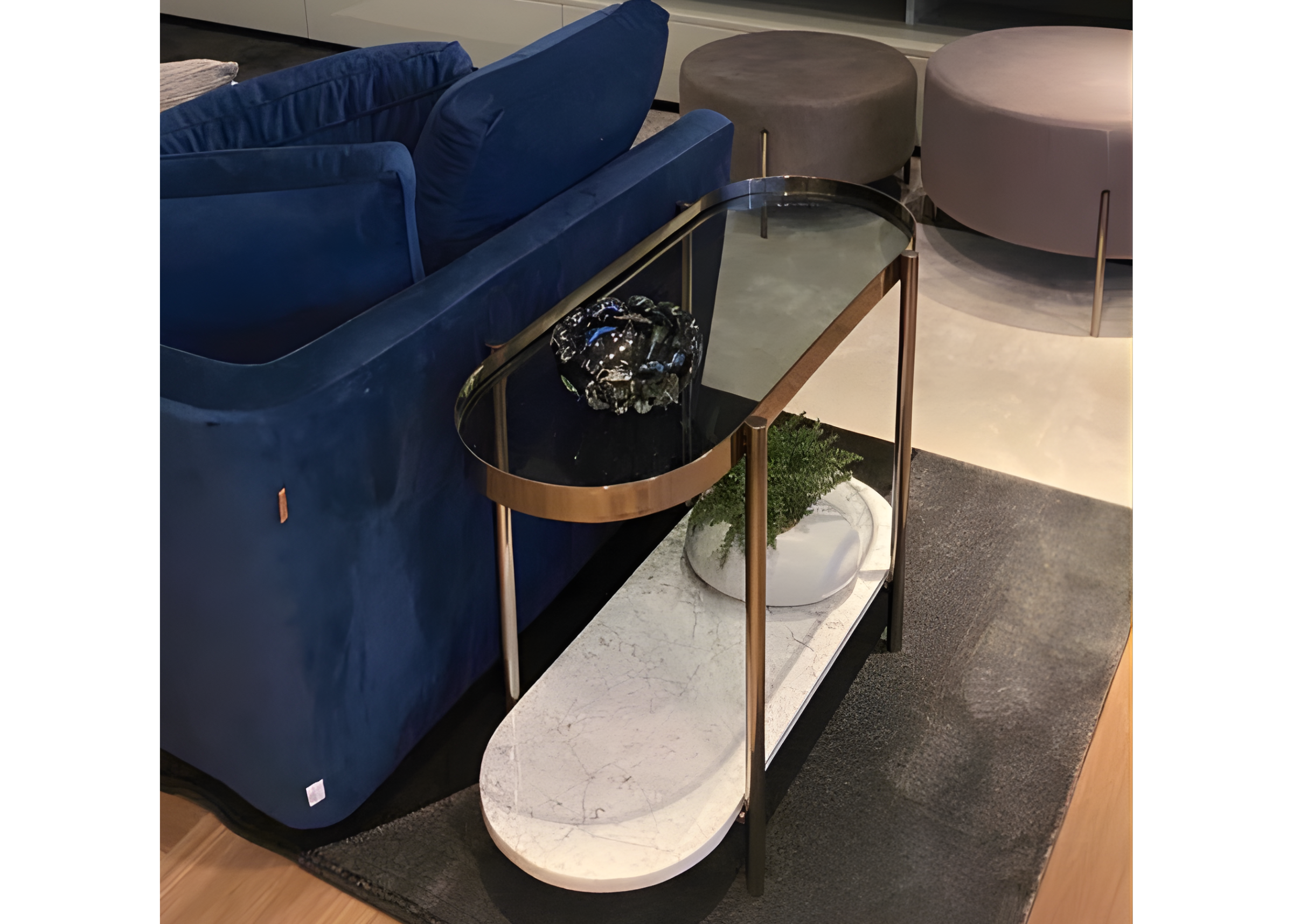 Mesa lateral Calla com tampo em vidro fumê e mármore, perfeita para criar um ambiente sofisticado e elegante na decoração.