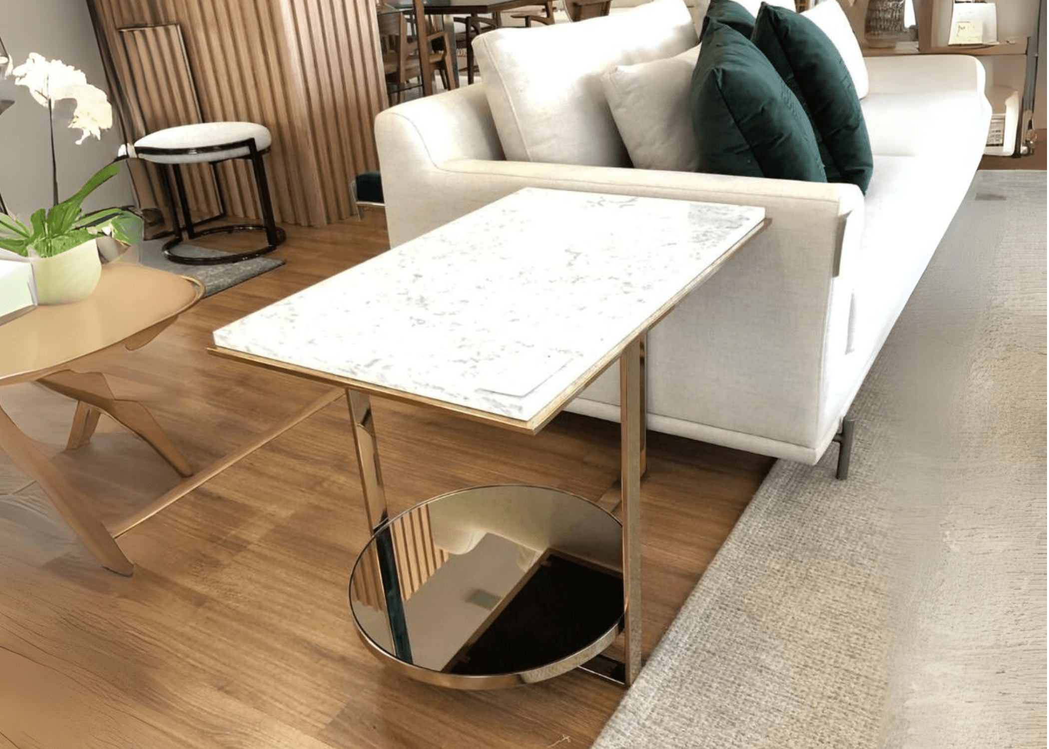 Mesa lateral Calla I com tampo em mármore, perfeita para adicionar um toque de sofisticação e elegância ao ambiente.