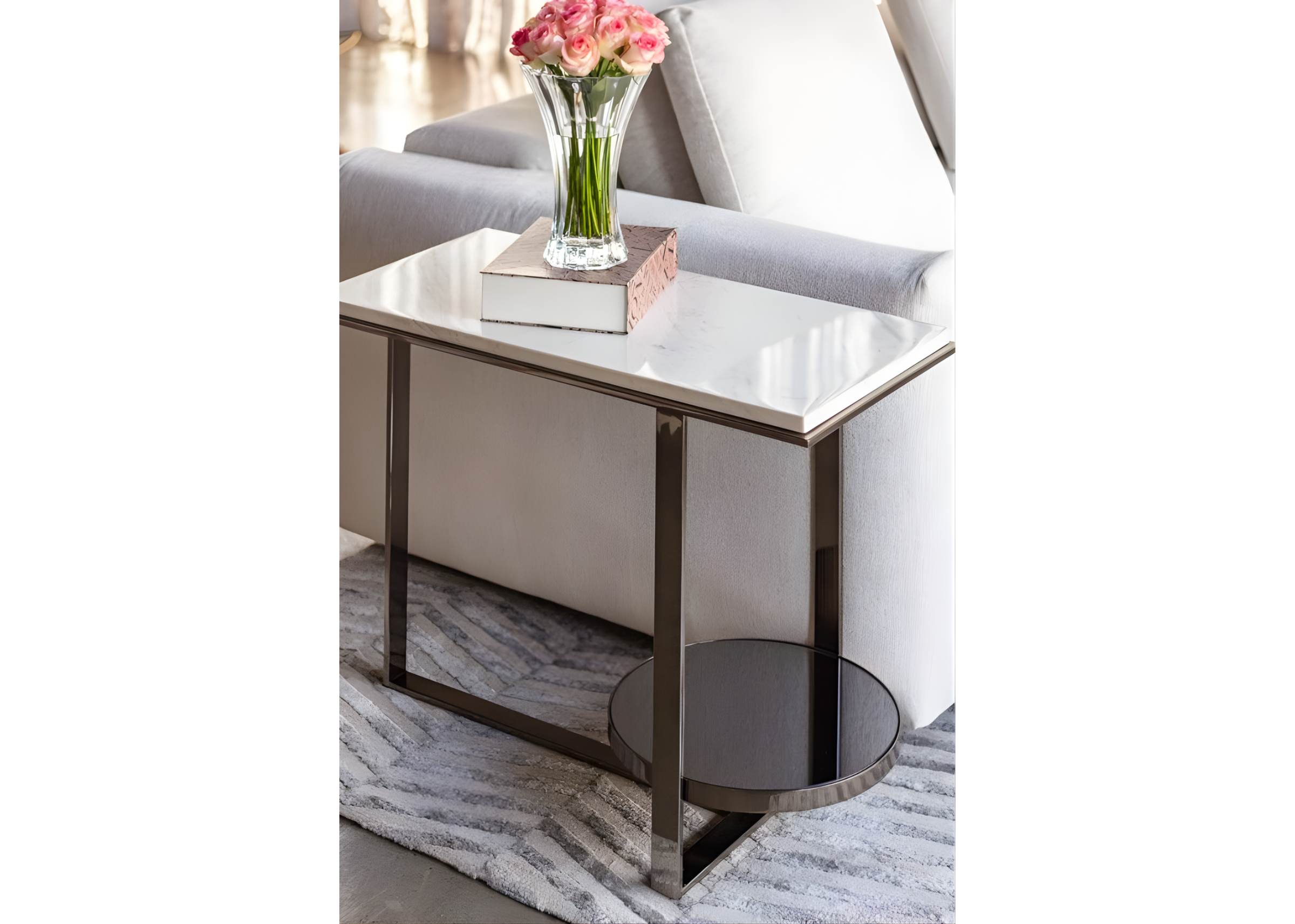 Mesa lateral Calla I com bandeja em vidro fumê e base em aço inox, ideal para compor um ambiente elegante com um toque de modernidade e sofisticação.