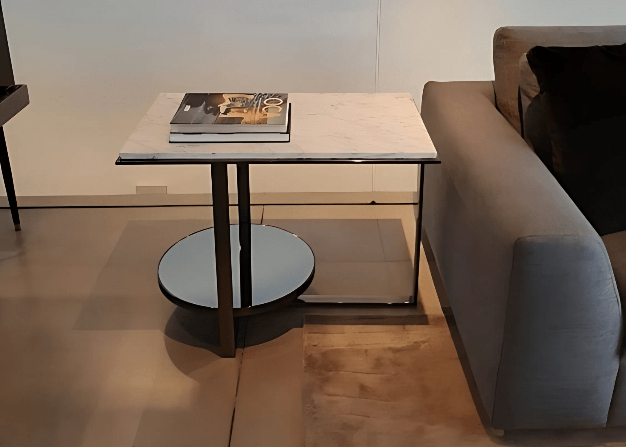 Mesa lateral Calla I, uma peça que combina sofisticação e elegância, ideal para compor ambientes refinados com estilo atemporal.