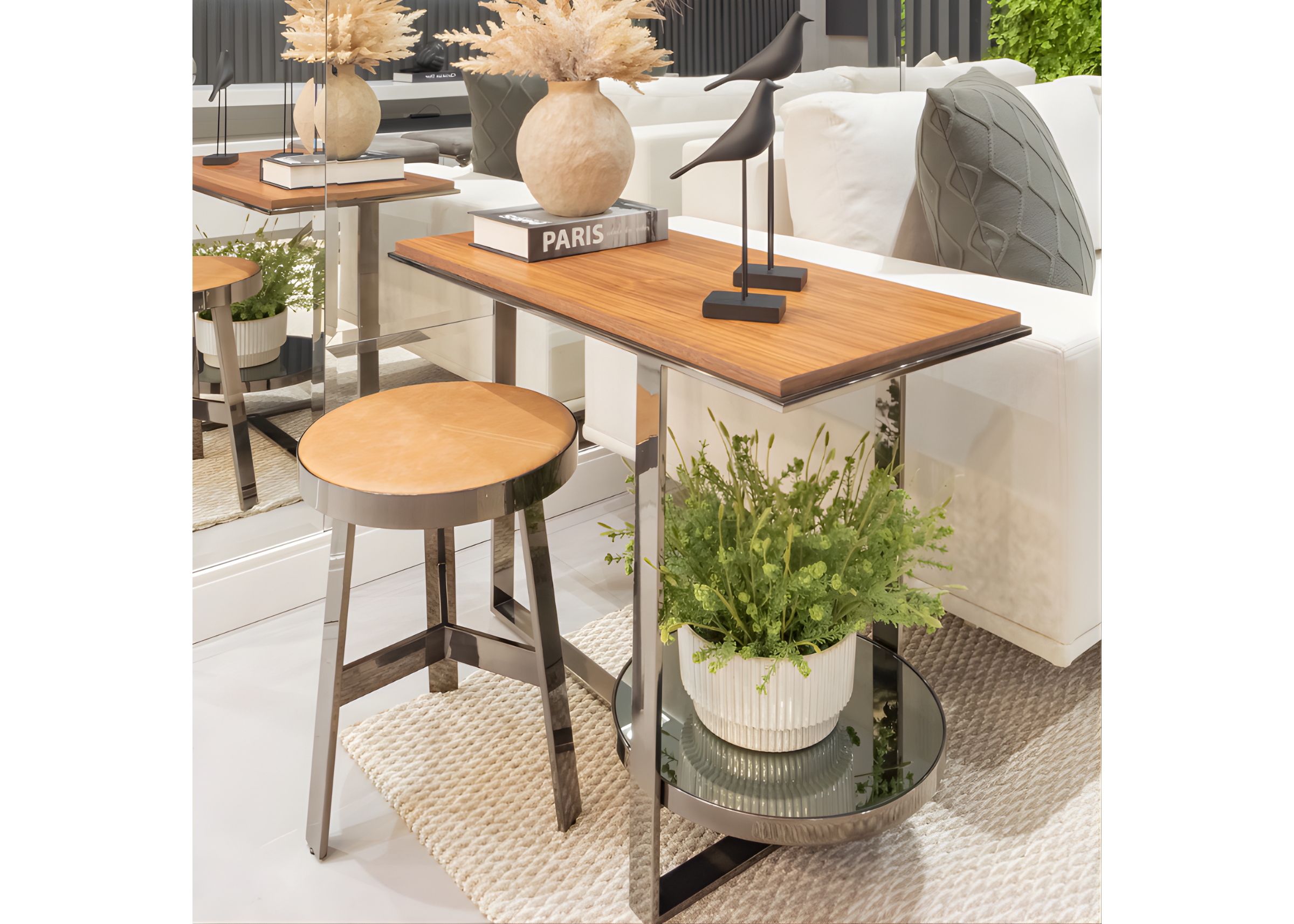 Mesa lateral Calla I com tampo em madeira e bandeja espelhada, destacando detalhes sofisticados que elevam a elegância e o charme do ambiente.
