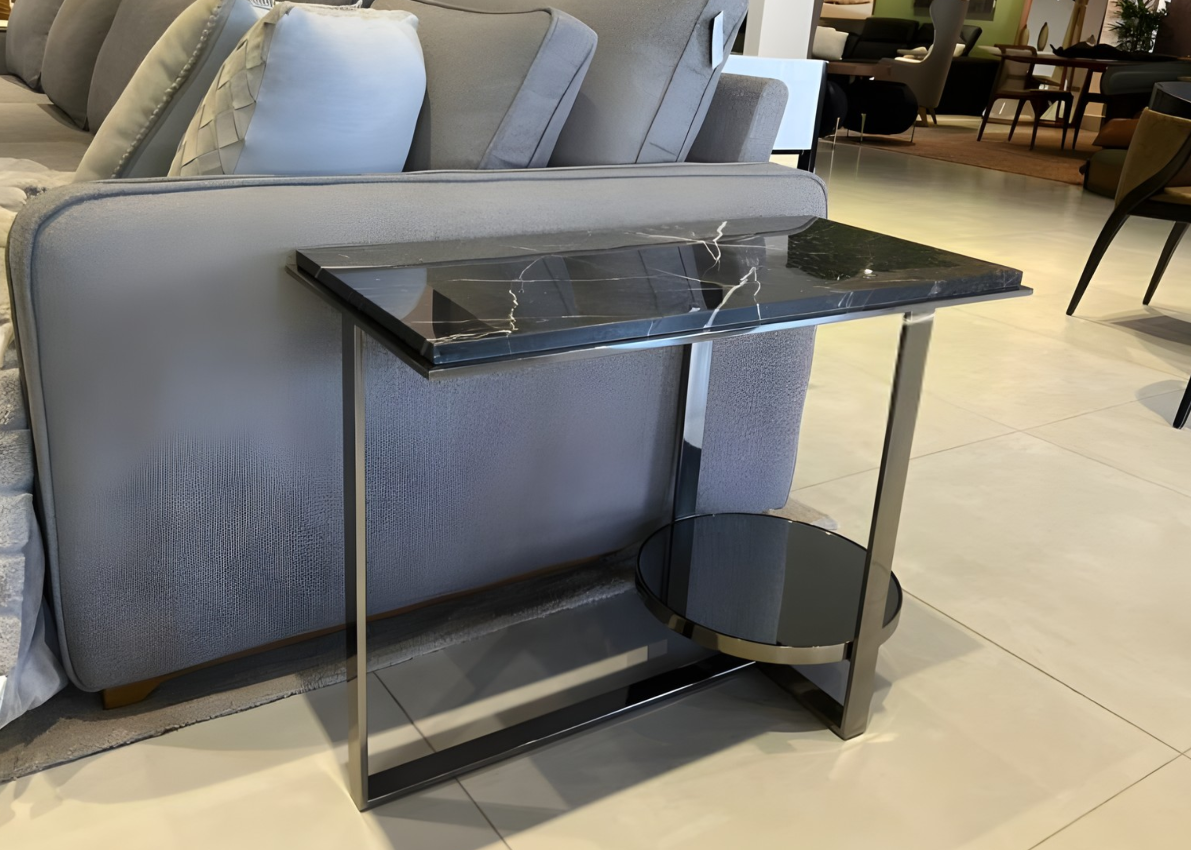 Mesa lateral Calla I com tampo em mármore e base em aço inox, uma peça sofisticada que une elegância e modernidade para valorizar qualquer ambiente.