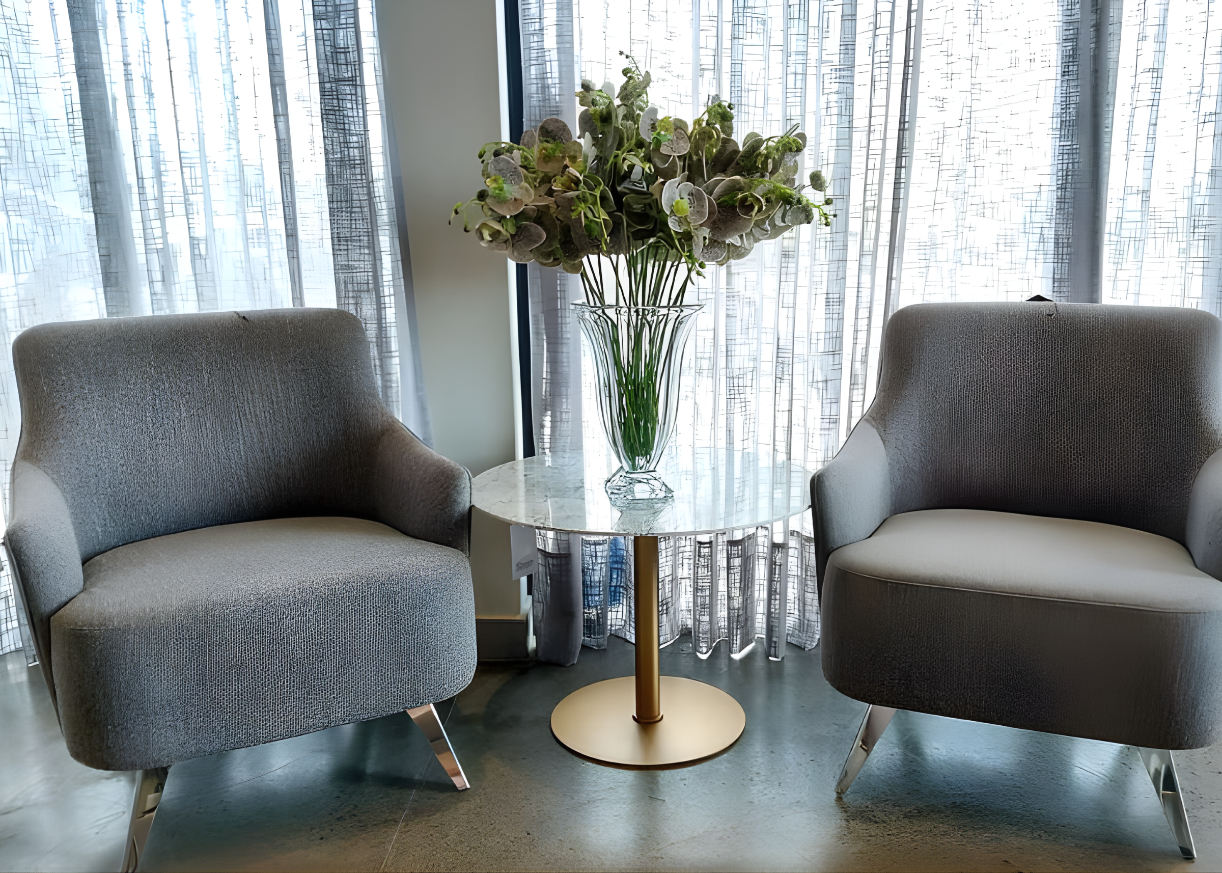 Mesa lateral Calla com tampo em mármore e base dourada, ideal para compor um ambiente elegante e sofisticado.