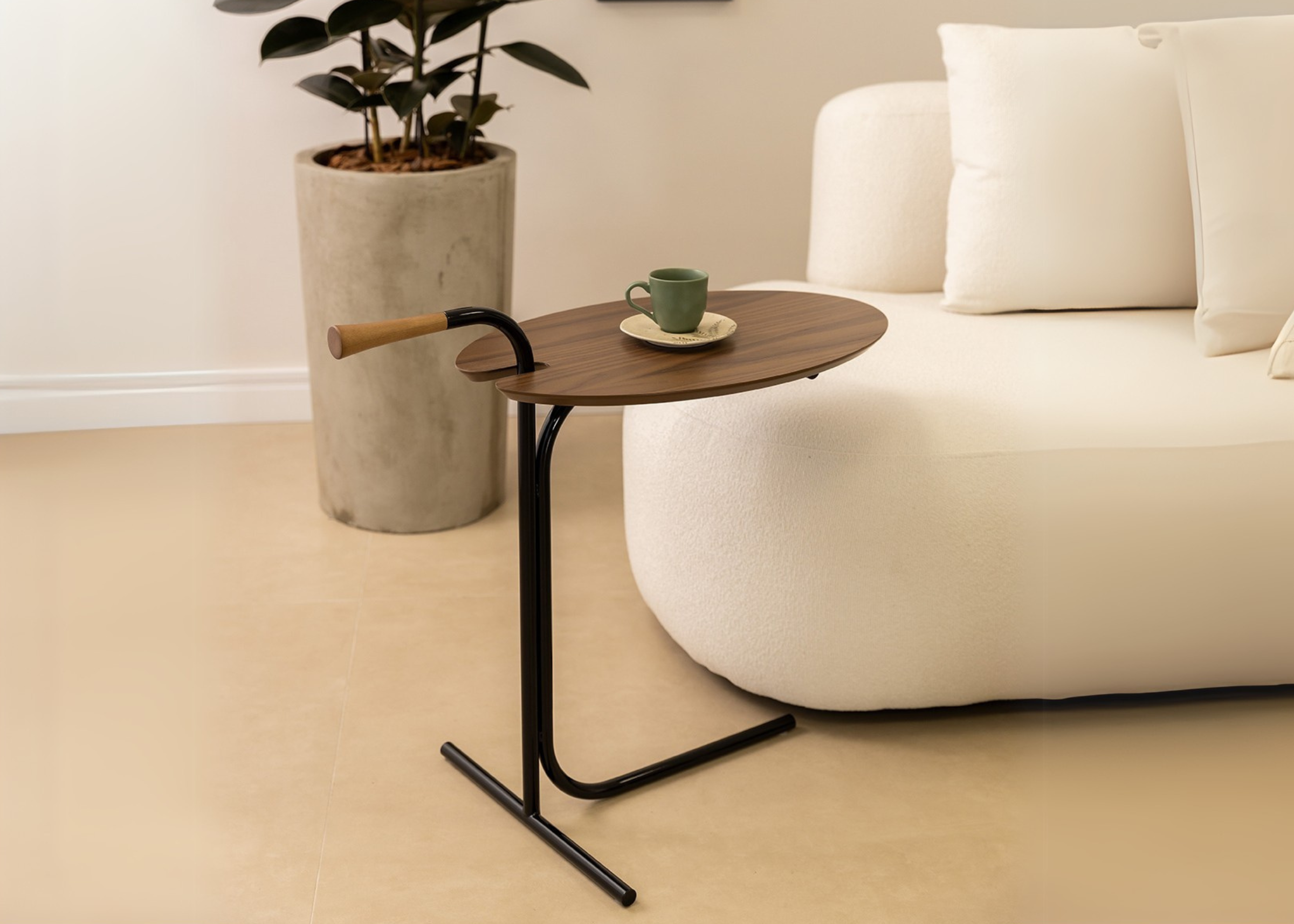 Mesa lateral com tampo em carvalho amêndoa e base em laca preta acetinada. Peça elegante para composição de ambientes sofisticados.
