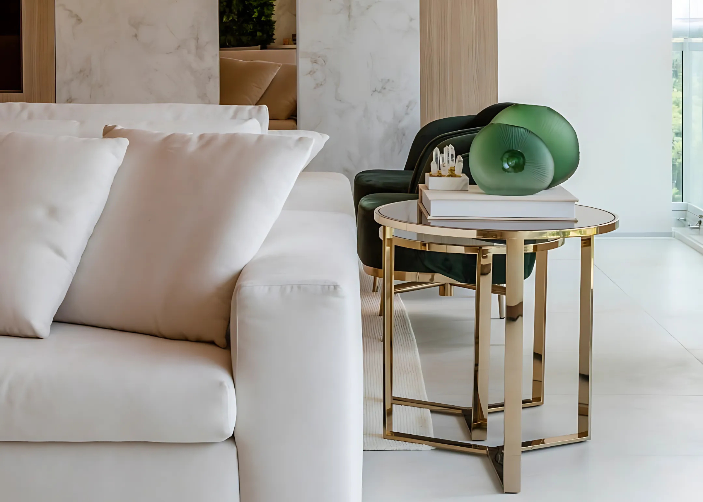 Cadeira de jantar com base em aço carbono verde e detalhes em madeira natural, design elegante e contemporâneo. Perfeita para ambientes sofisticados e modernos.