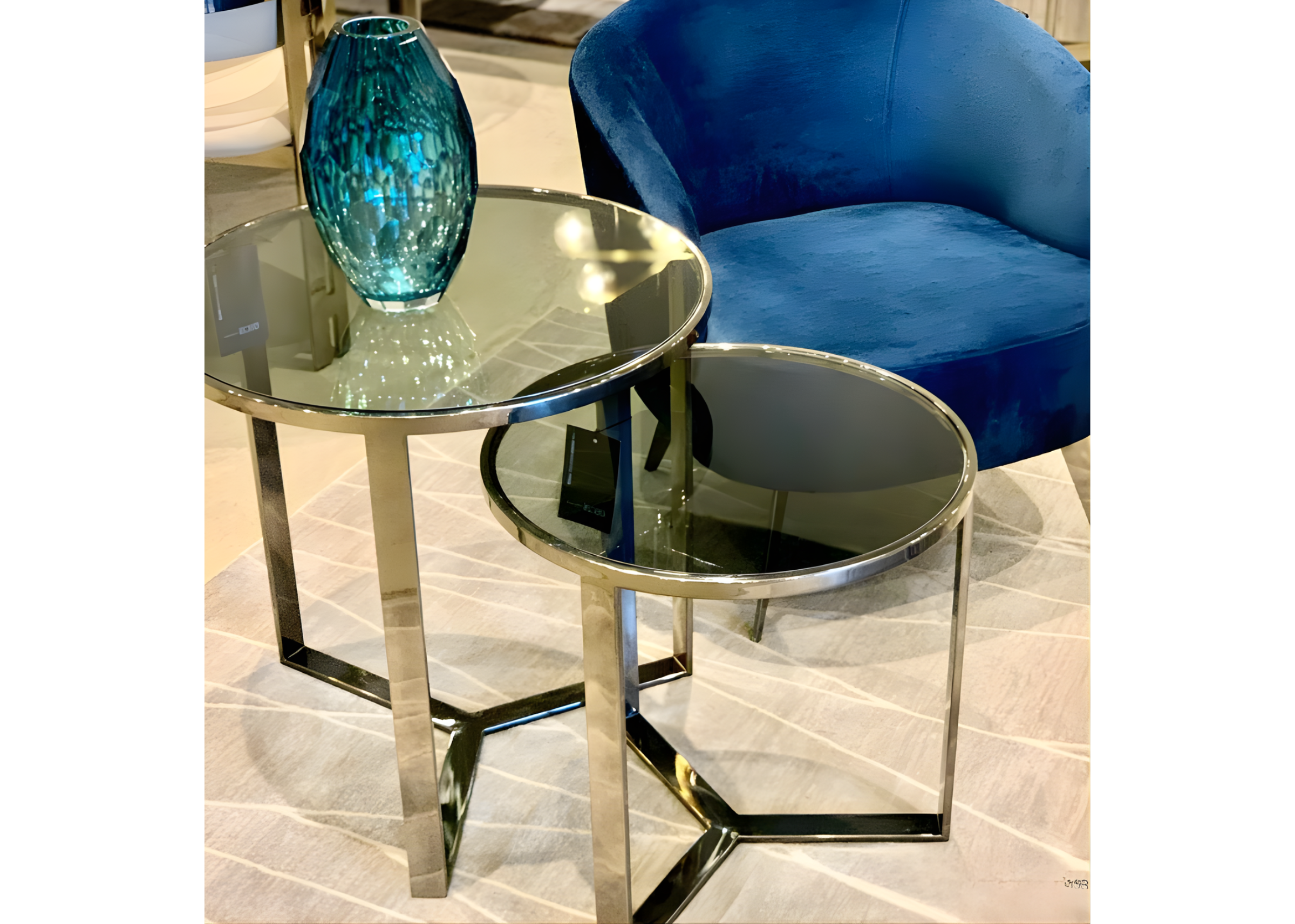 Mesa lateral Channel com tampo em vidro fumê e base em aço inox, uma peça luxuosa que adiciona elegância e modernidade ao ambiente.