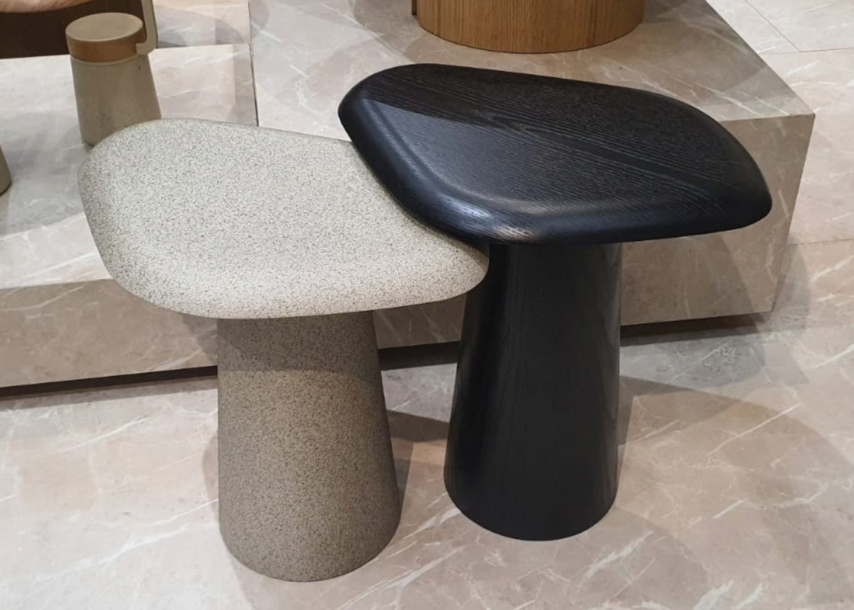 Detalhe da Mesa Lateral Cora em lâmina de madeira, evidenciando os veios naturais e o acabamento arredondado do móvel