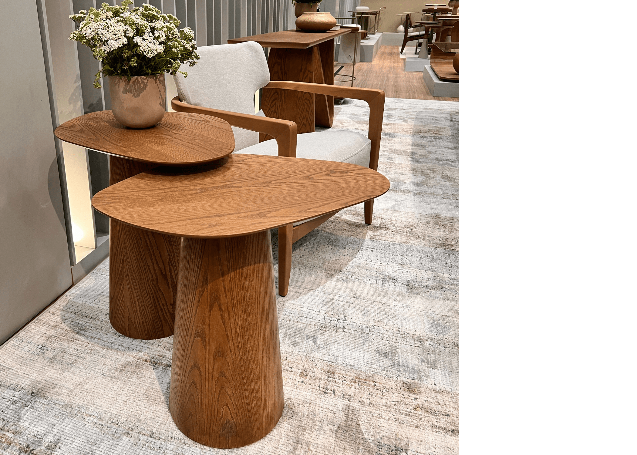 Mesa lateral Raiver dupla com design escultural em madeira natural para salas elegantes.