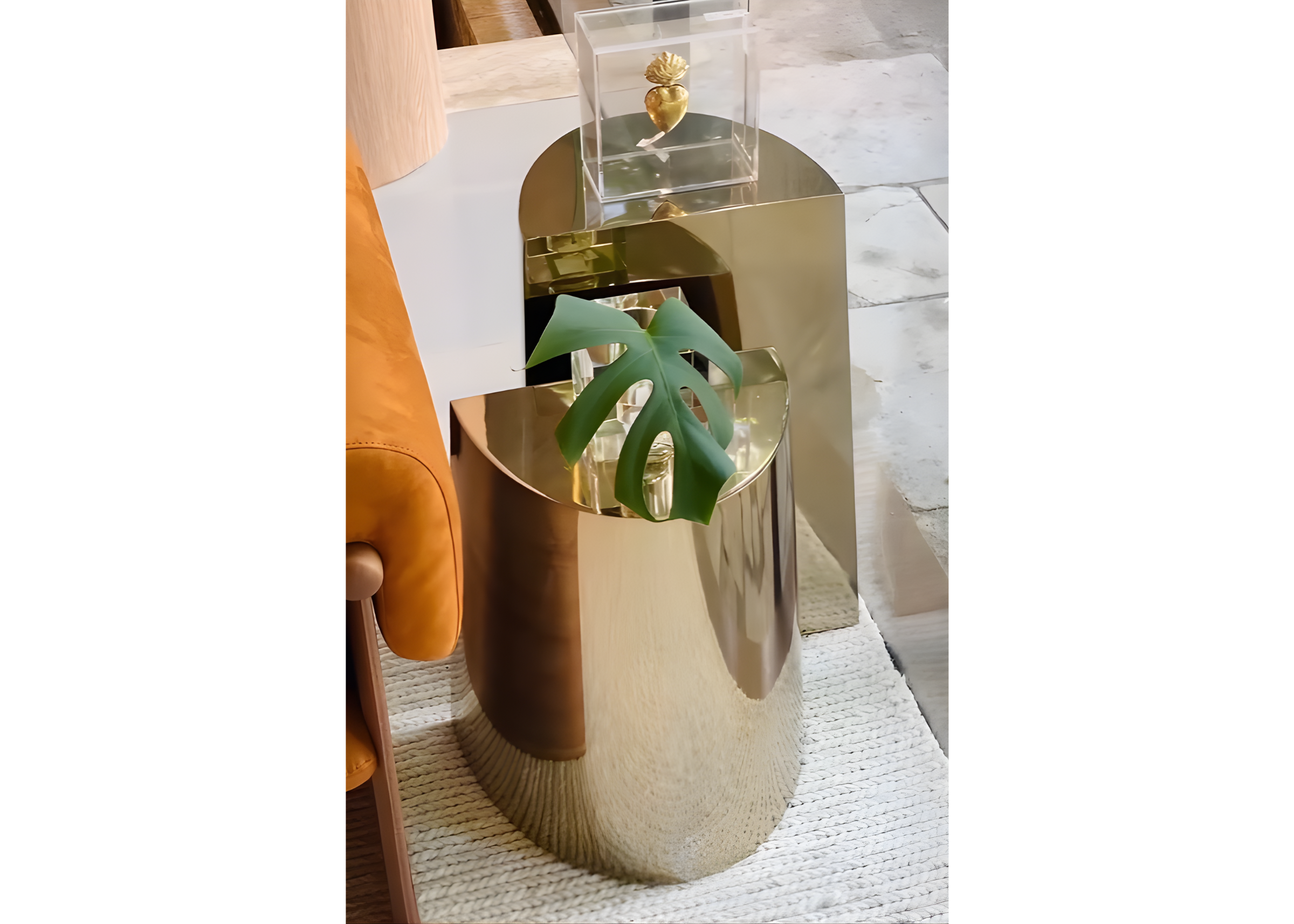 Mesa lateral Forma com base em aço inox dourado, luxuosa e sofisticada, perfeita para ambientes elegantes.