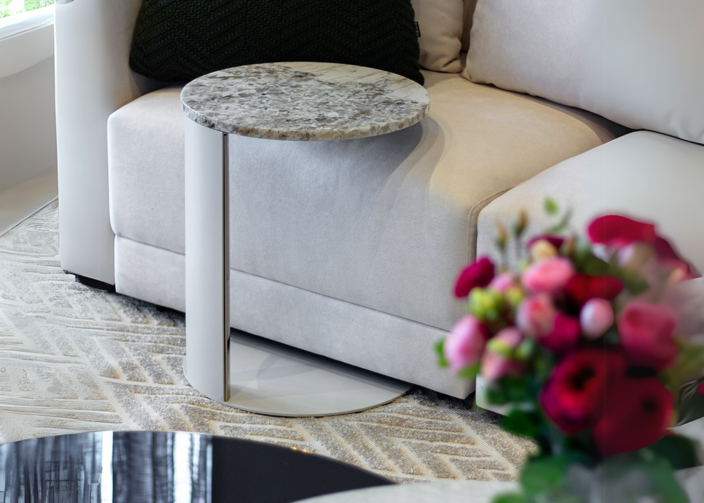 Mesa lateral Havena com tampo em mármore Calacata, base elegante e acabamento refinado. Perfeita para complementar salas de estar sofisticadas.
