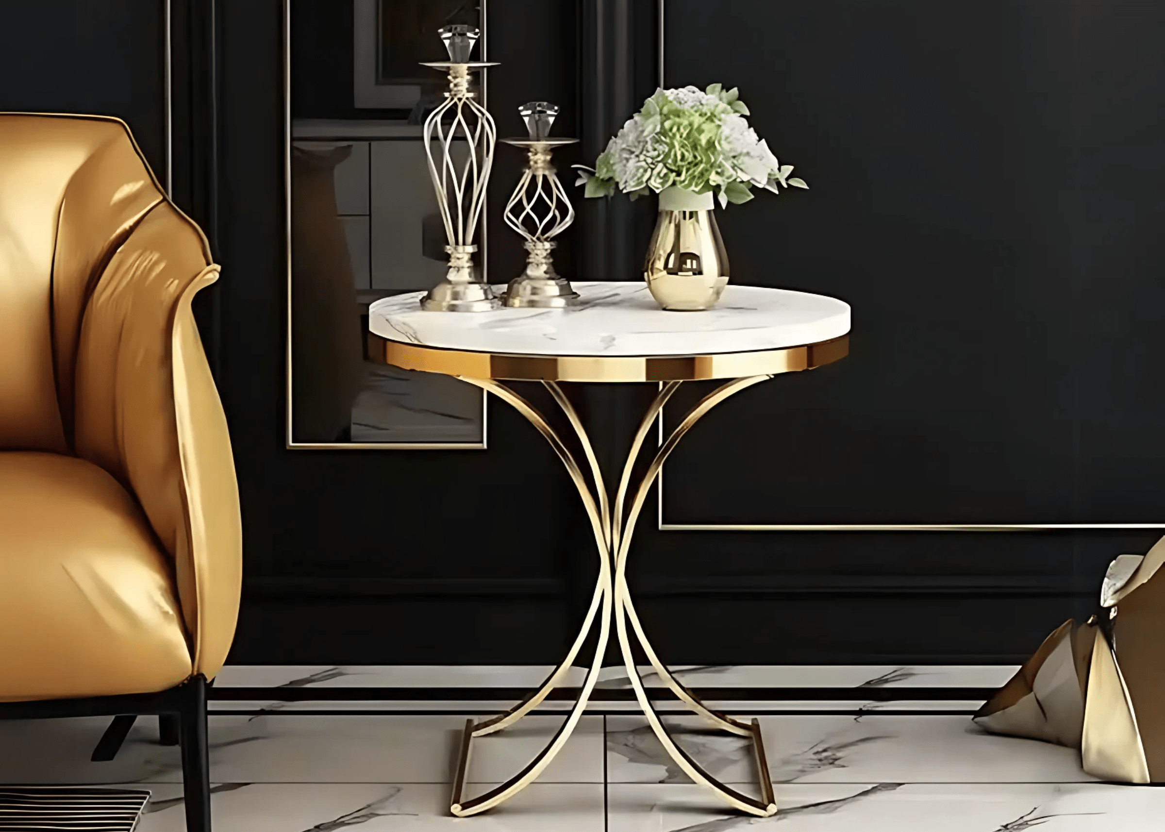 Mesa lateral com base em inox dourado e tampo em vidro marmorizado, ideal para salas modernas com inspiração europeia. Design sofisticado e luxuoso que adiciona requinte e personalidade à decoração contemporânea.