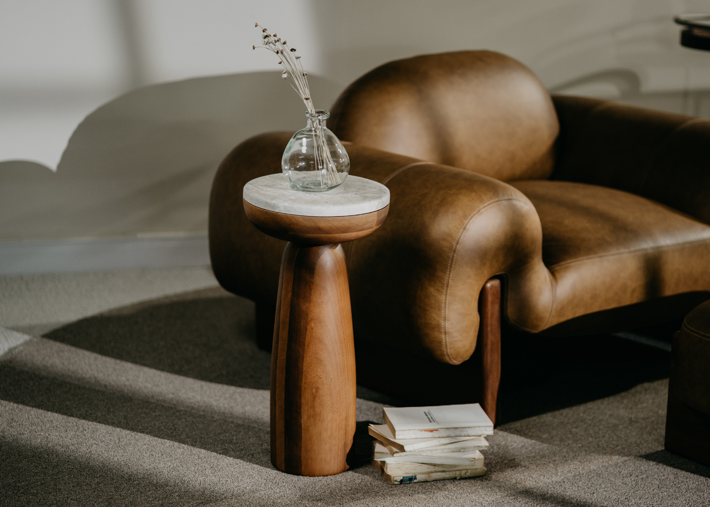 Mesa de Apoio Liam em madeira com tampo de mármore travertino, formas arredondadas e acabamento natural para decoração contemporânea.