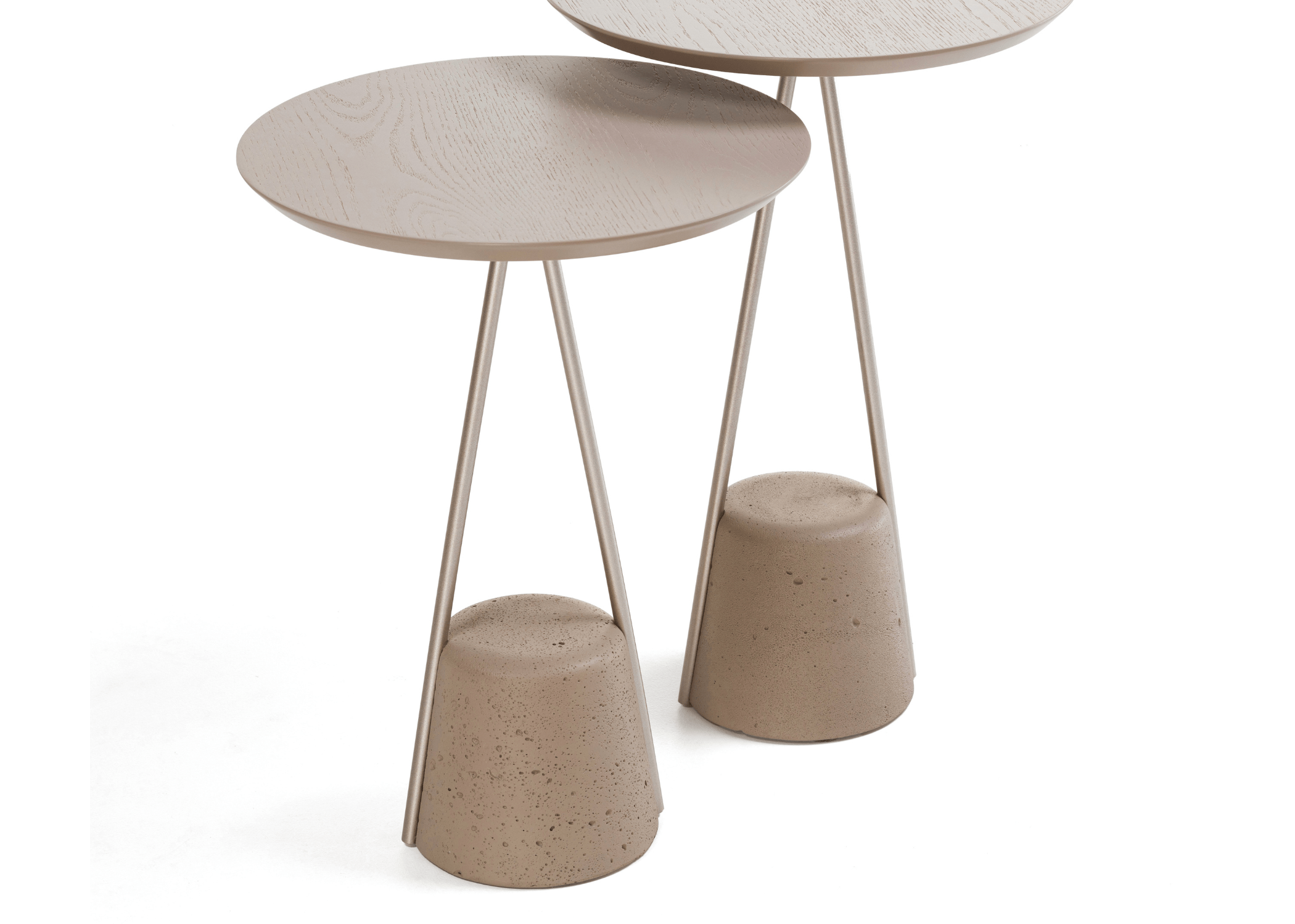 Detalhe da mesa lateral Lola com base de concreto e estrutura metálica, destacando o tampo redondo em MDF para composições elegantes e atuais.