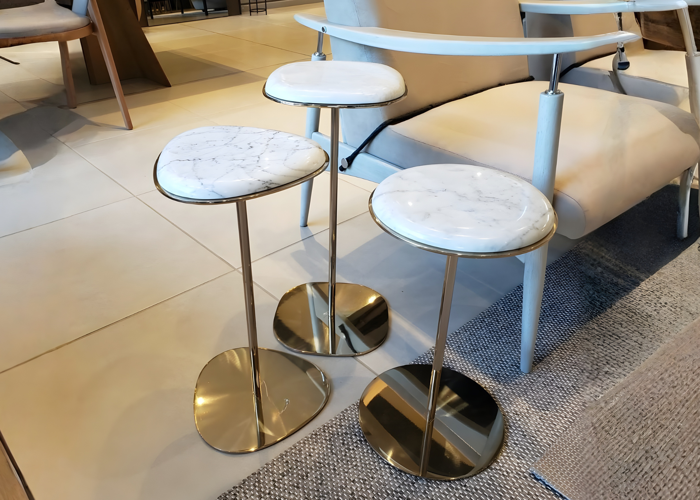 Mesa lateral Lola com design sofisticado e elegante, ideal para compor ambientes modernos e refinados.