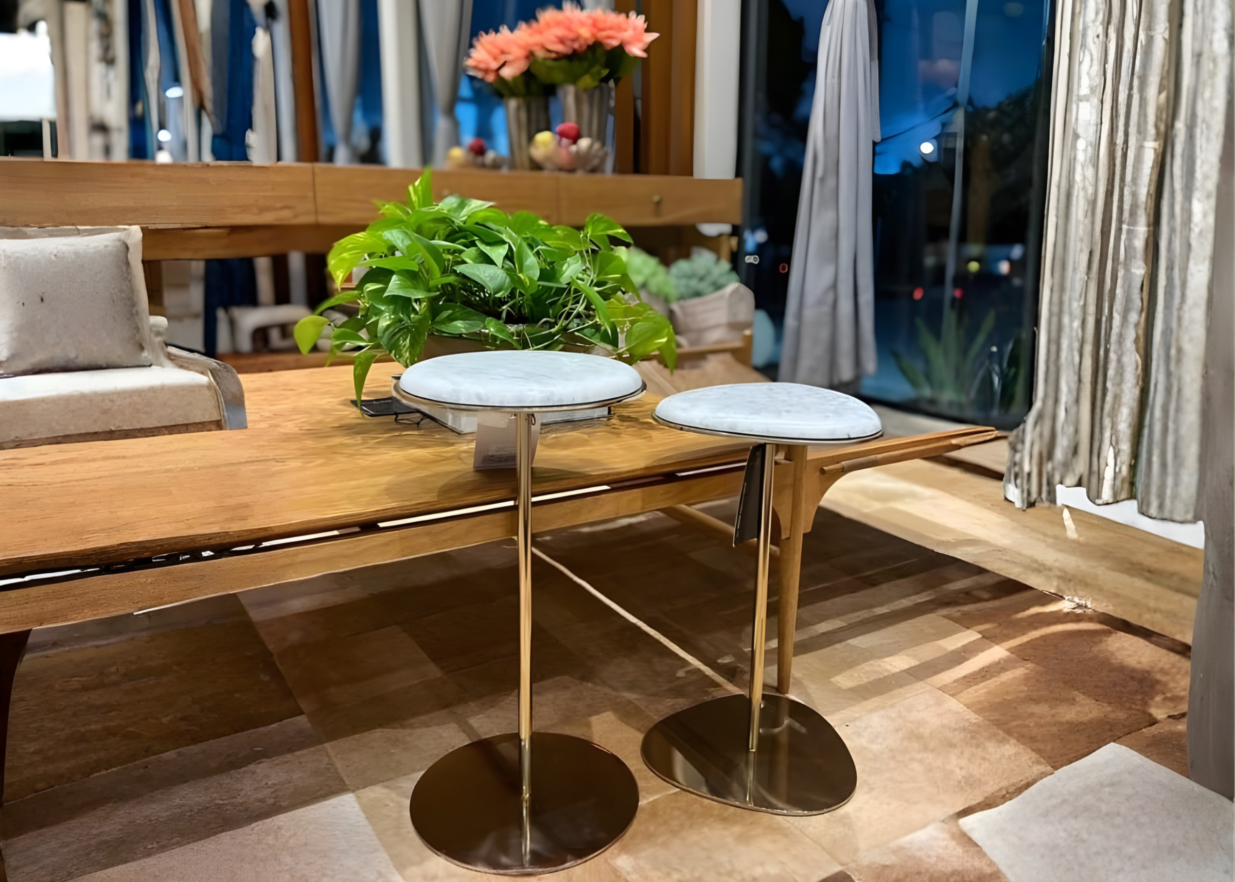 Mesa lateral Lola em sala moderna com design orgânico e elegante, ideal para compor ambientes contemporâneos e sofisticados.