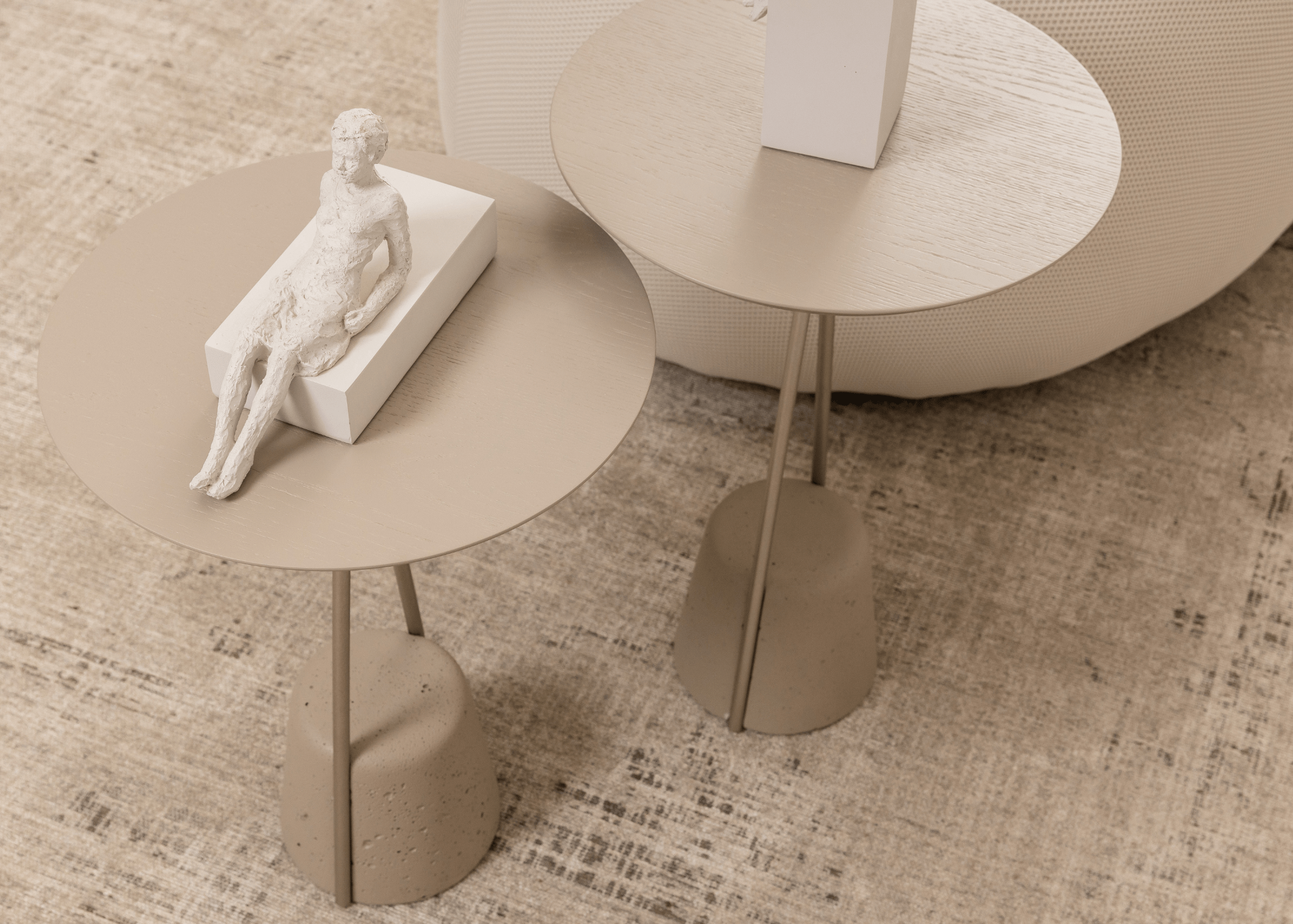 Visão superior das mesas laterais Lola destacando o tampo redondo em MDF laminado com acabamento natural, ideal para ambientes minimalistas.