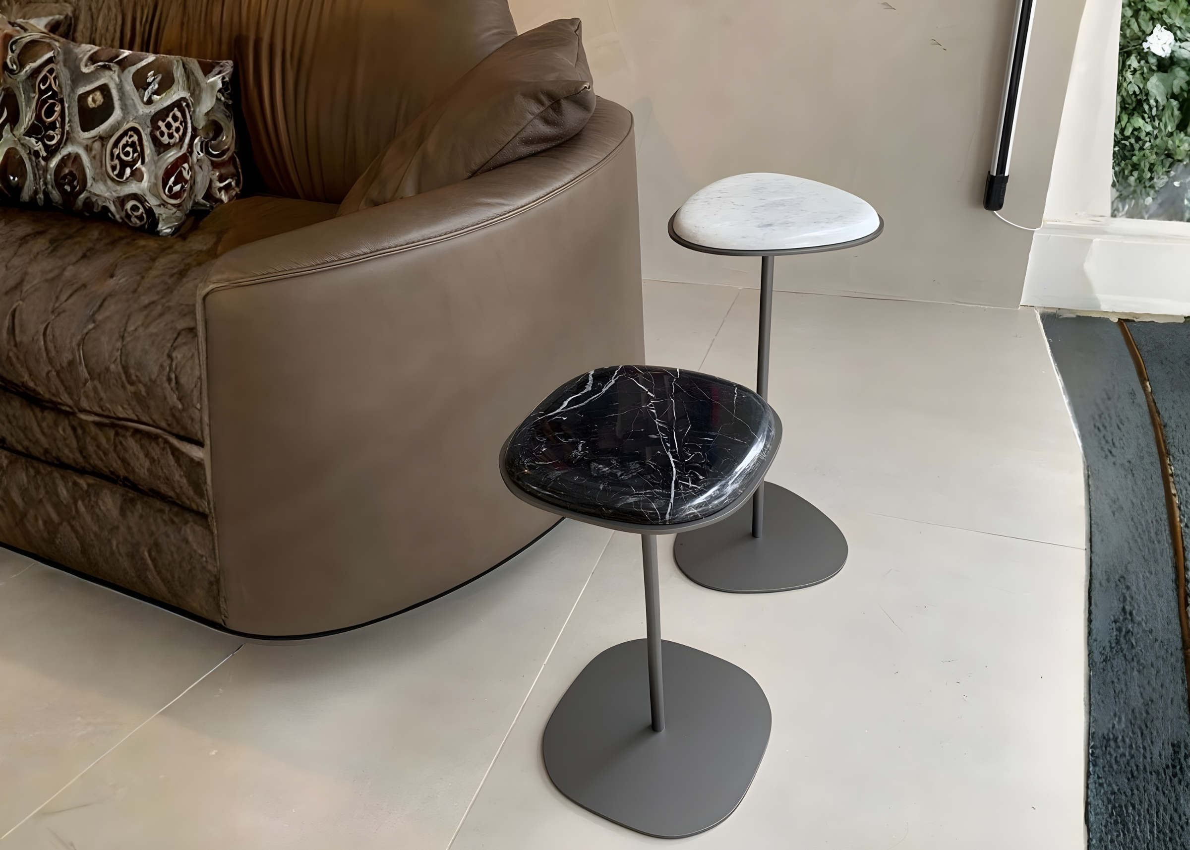 Mesa lateral Lola com tampo quadrado em Nero Marquina e tampo em mármore branco Carrara, apresentando design elegante e sofisticado, ideal para compor ambientes modernos e refinados.