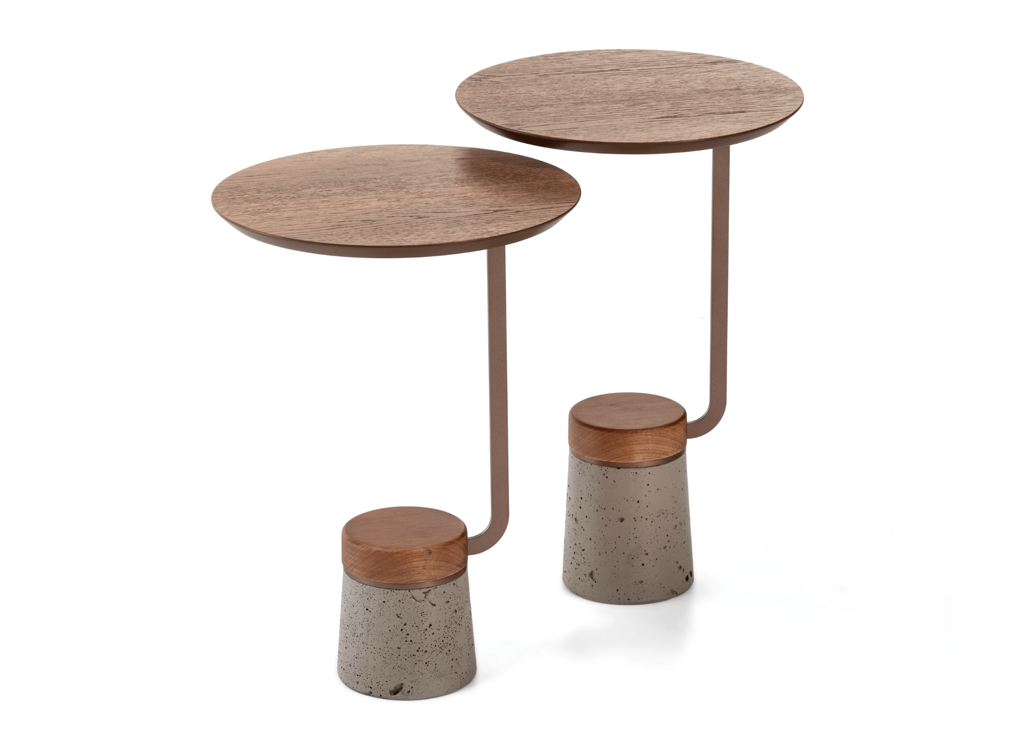 Mesa lateral Prisma com tampo em madeira e base de concreto, ideal como apoio ao lado do sofá na sala de estar.