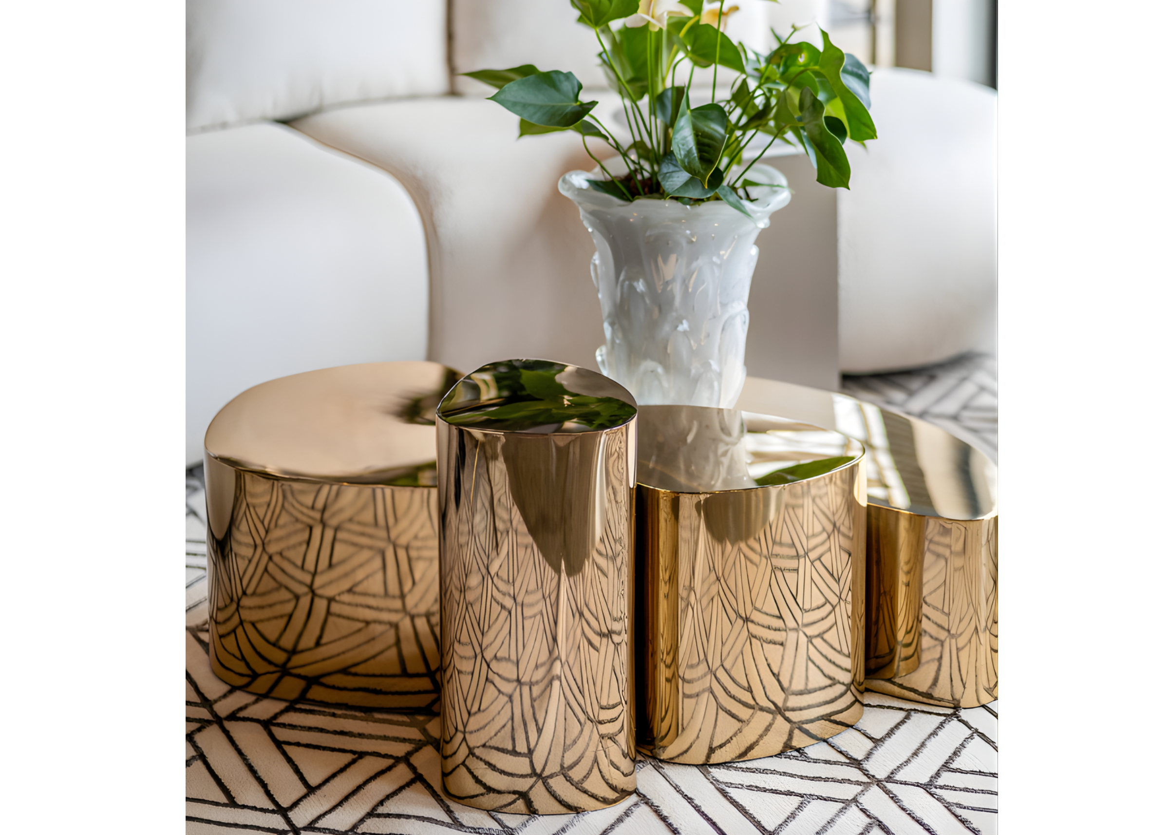 Mesa lateral Maestra em aço inox, ideal para compor ambientes sofisticados e luxuosos com elegância e modernidade.