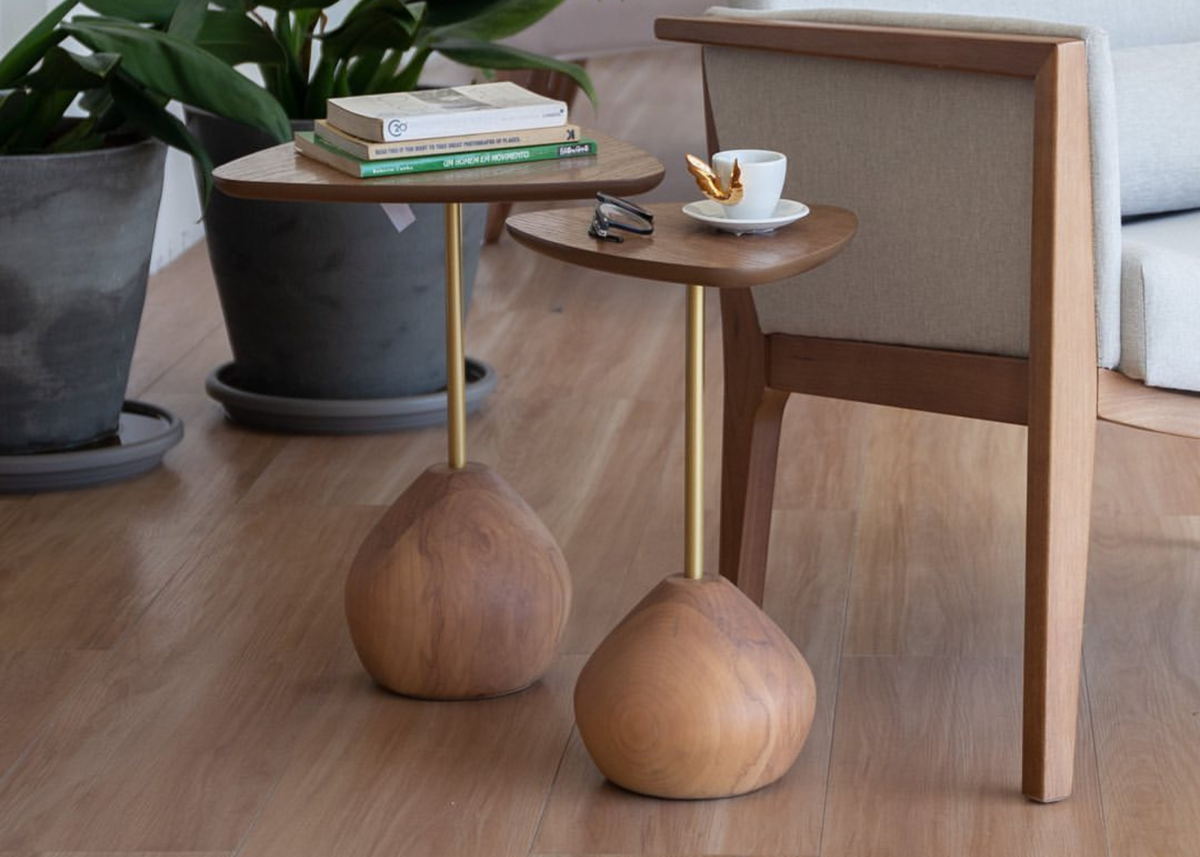 Mesa lateral Miriam com estrutura em cromo dourado, exibida em ambiente decorado. Design elegante e minimalista, perfeita para compor salas de estar ou quartos modernos.