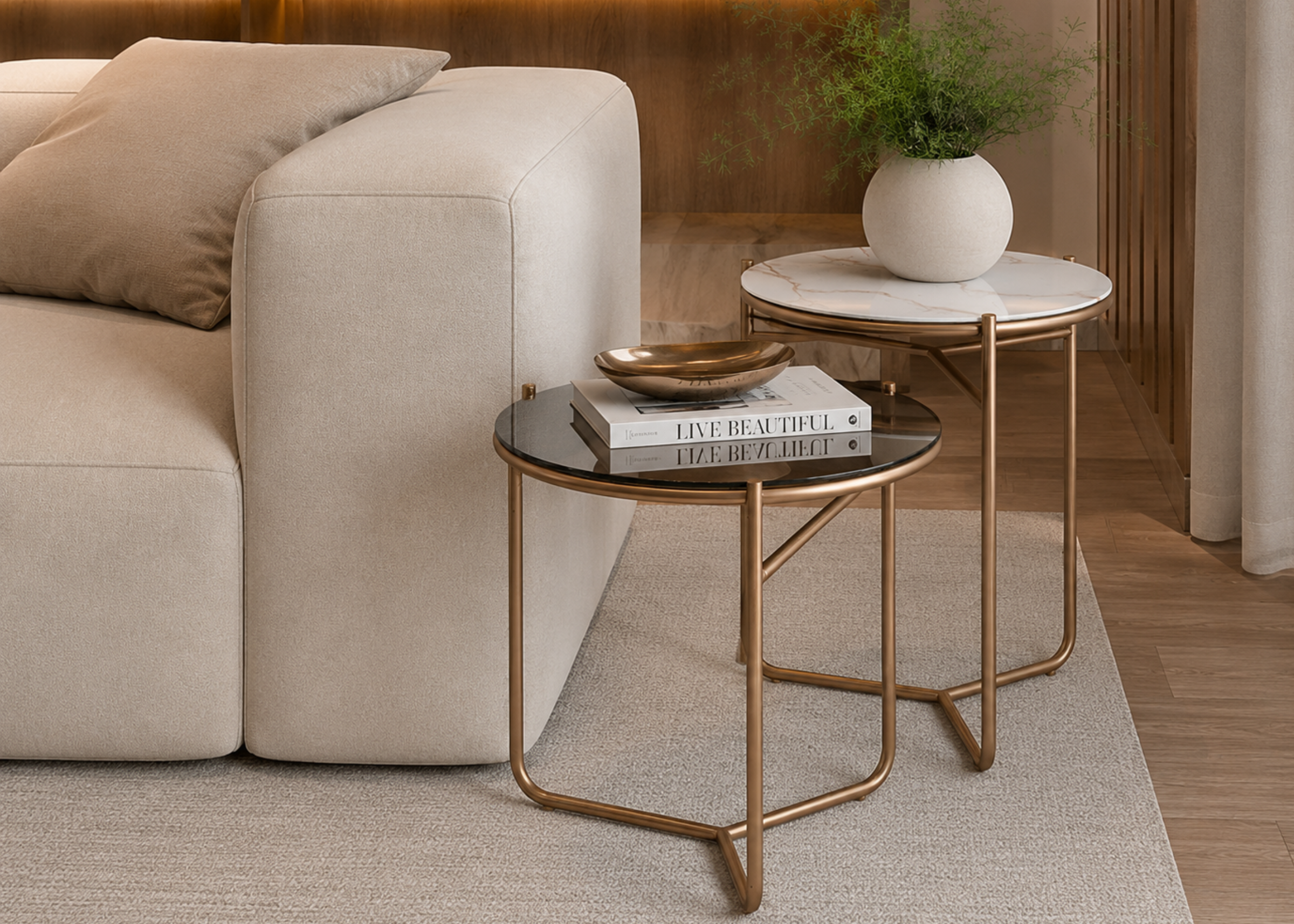 Mesa lateral Muriel em sala moderna, exclusiva e luxuosa, apresentando design sofisticado e contemporâneo, ideal para compor ambientes elegantes e refinados.
