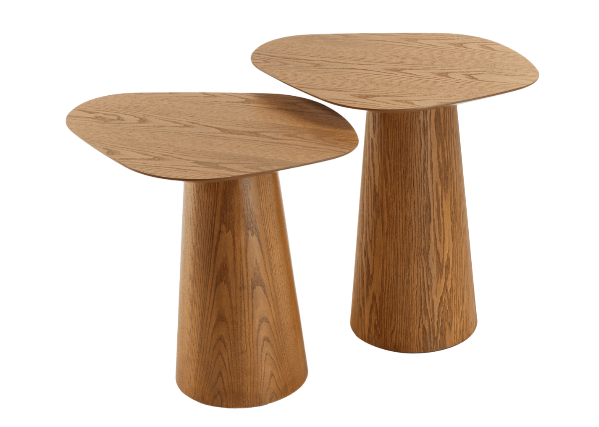 Mesa lateral orgânica em carvalho amêndoa com base cônica, design minimalista e elegante, perfeita para ambientes modernos e sofisticados.