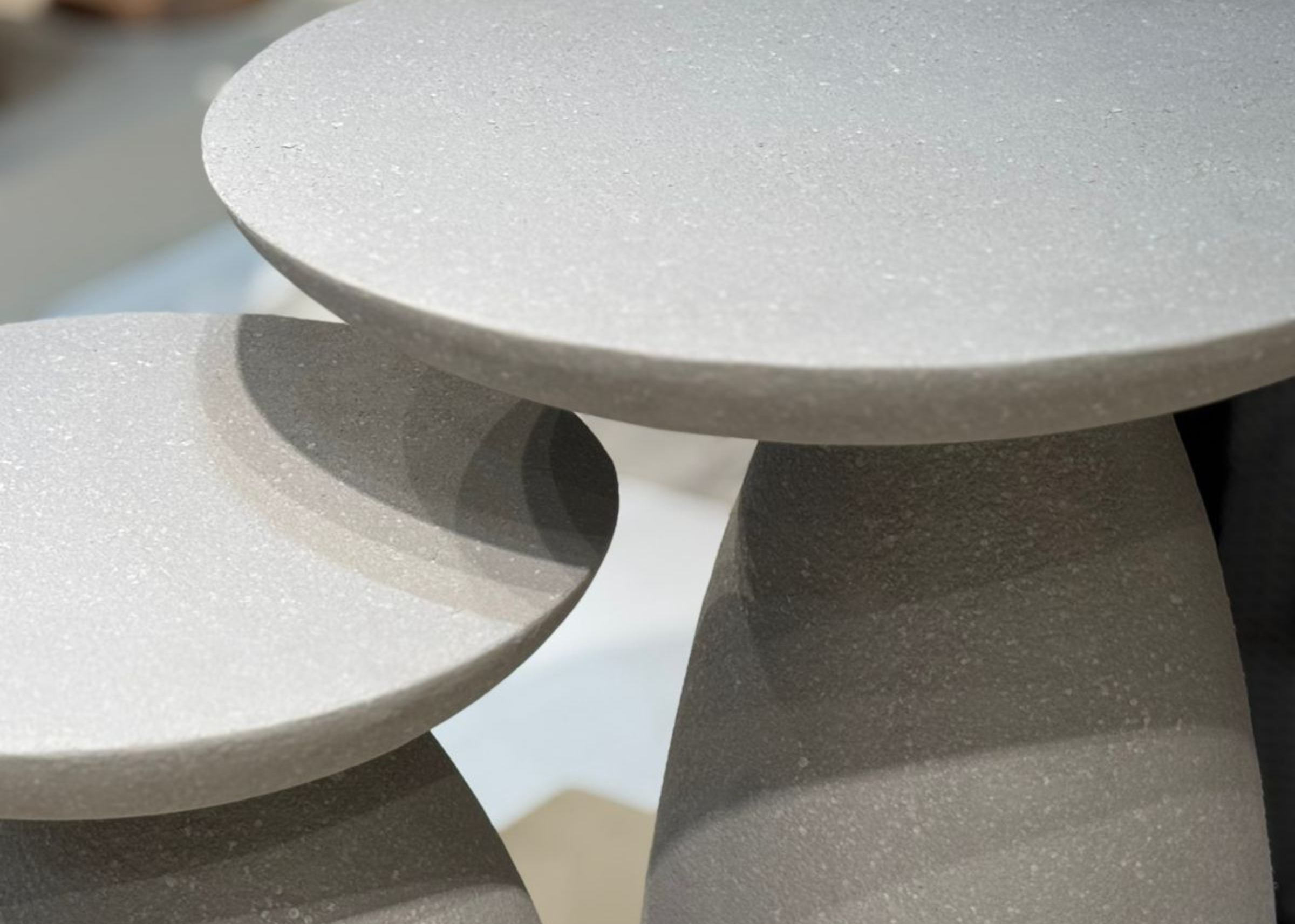 Mesa lateral orgânica Ondara com acabamento Sabi cinza. Design fluido e sofisticado para complementar salas, quartos ou halls modernos.