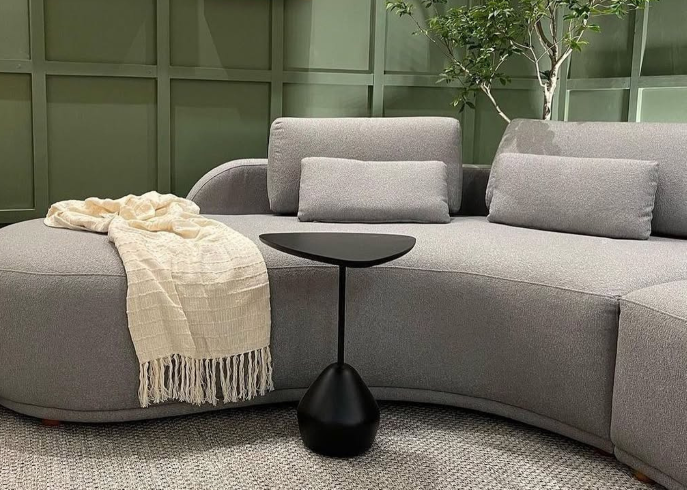 Mesa lateral orgânica preta modelo Miriam. Peça elegante e moderna para compor salas de estar sofisticadas.
