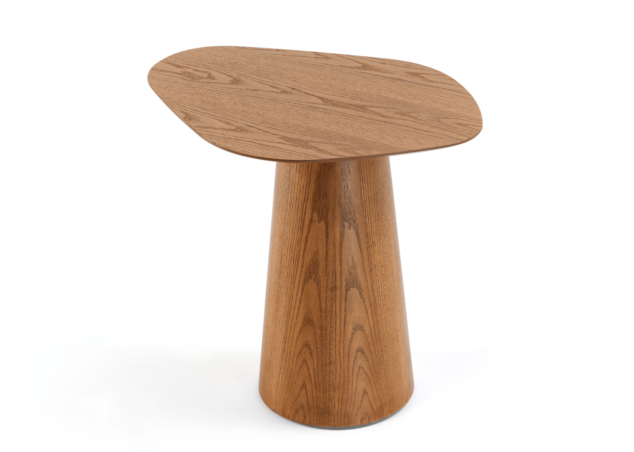 Mesa lateral orgânica Raiver em madeira carvalho com design sofisticado e base cônica.